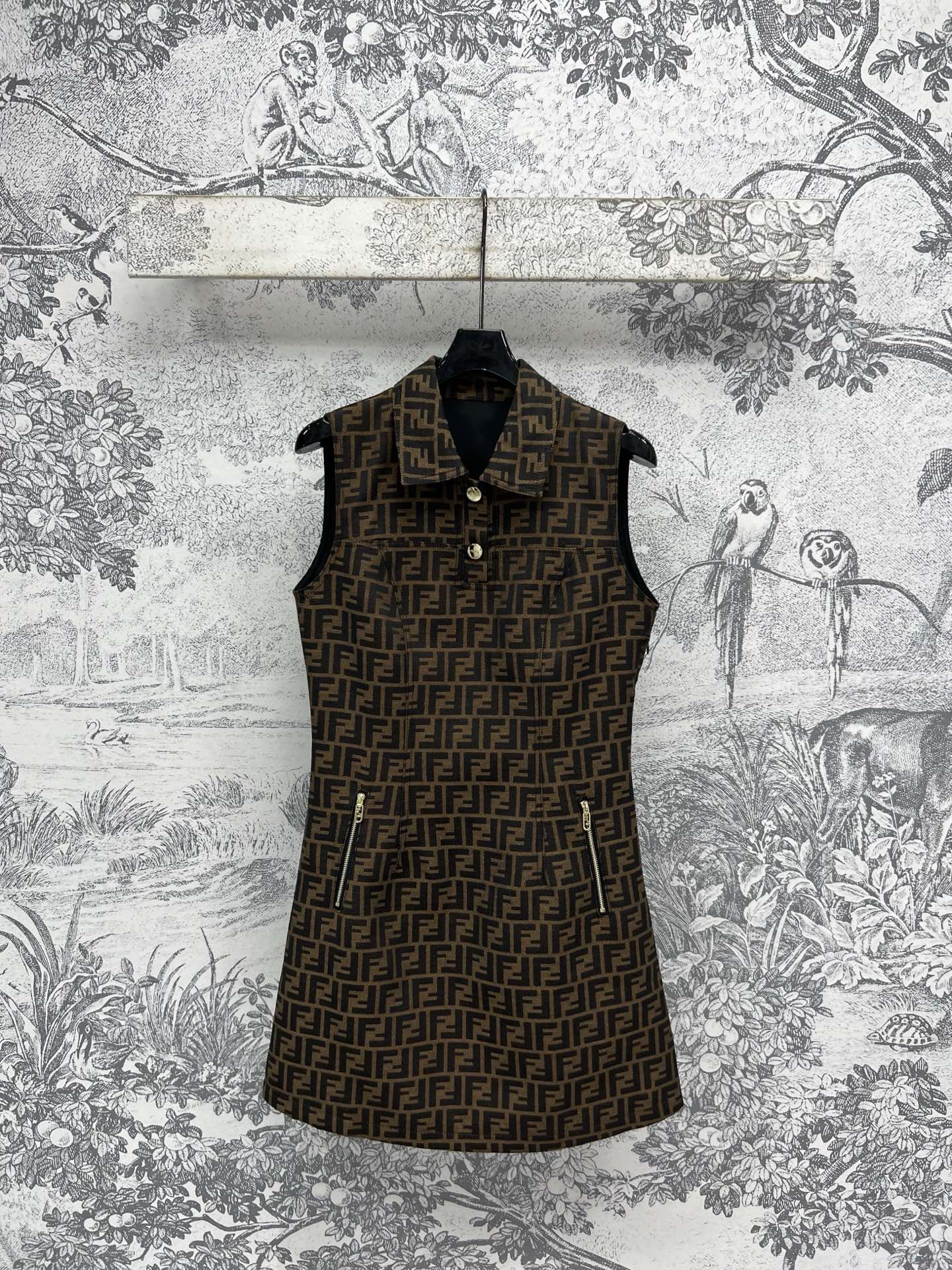 NO:441425,FD Home 25 summer new style Classic FF jacquard series Lapel vest jacket + short skirt + vest skirt + overalls Retro and fashionable and stylish Classic presbyopia series that is released every year The upper body is really beautiful The adjustable strap skirt A series of matching the upper body to reduce age and make you look slimming Customized FF jacquard fabric Customized hardware buttons One color three-code Size/S-M-L,,dior, skirts, jackets & coats,alexander wang19860909FD家 25夏季新款 经典FF提花系列 翻领马甲外套+ 短裙+背心裙+背带裤 复古又时髦有型 每年都会出的经典老花系列 上身真的太好看了 可调节大小的背带短裙 一系列搭配上身减龄又显瘦 定制的FF提花面料 开模定制的五金纽扣 一色三码 Size/S-M-L,,dior,skirts,jackets & coats,alexander wang,Women's clothing