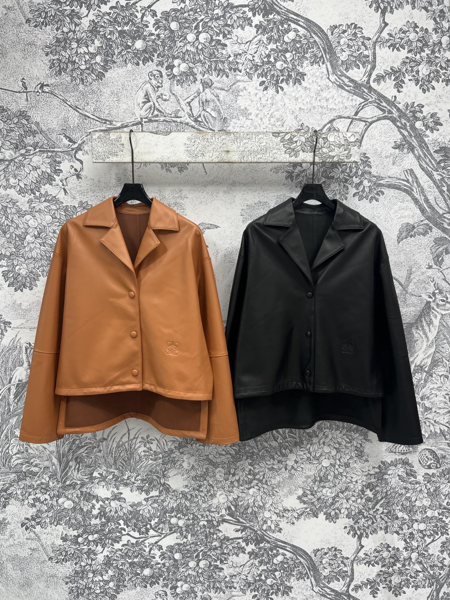 NO:441457,LW home 25 autumn and winter new styles, suit collar motorcycle leather jacket, classic suit neckline, long H-shaped front and rear H-shaped high-waisted jacket, full of high-end texture, cool and handsome upper body, fashionable and stylish, imported cotton sheepskin, soft and delicate luster, excellent two-color three-code SML,, jackets & coats, jackets & coats, business suit, sheepskin, alexander wang19860909LW家 25秋冬新款 西装领机车皮夹克 经典的西装领口干练帅气 前短后长H版型高腰长外套 满满的高级质感 上身减龄酷帅 时髦有型 进口棉羊皮 柔软细腻光泽感超赞 两色三码 SML,,jackets & coats,jackets & coats,business suit,sheepskin,alexander wang,Women's clothing