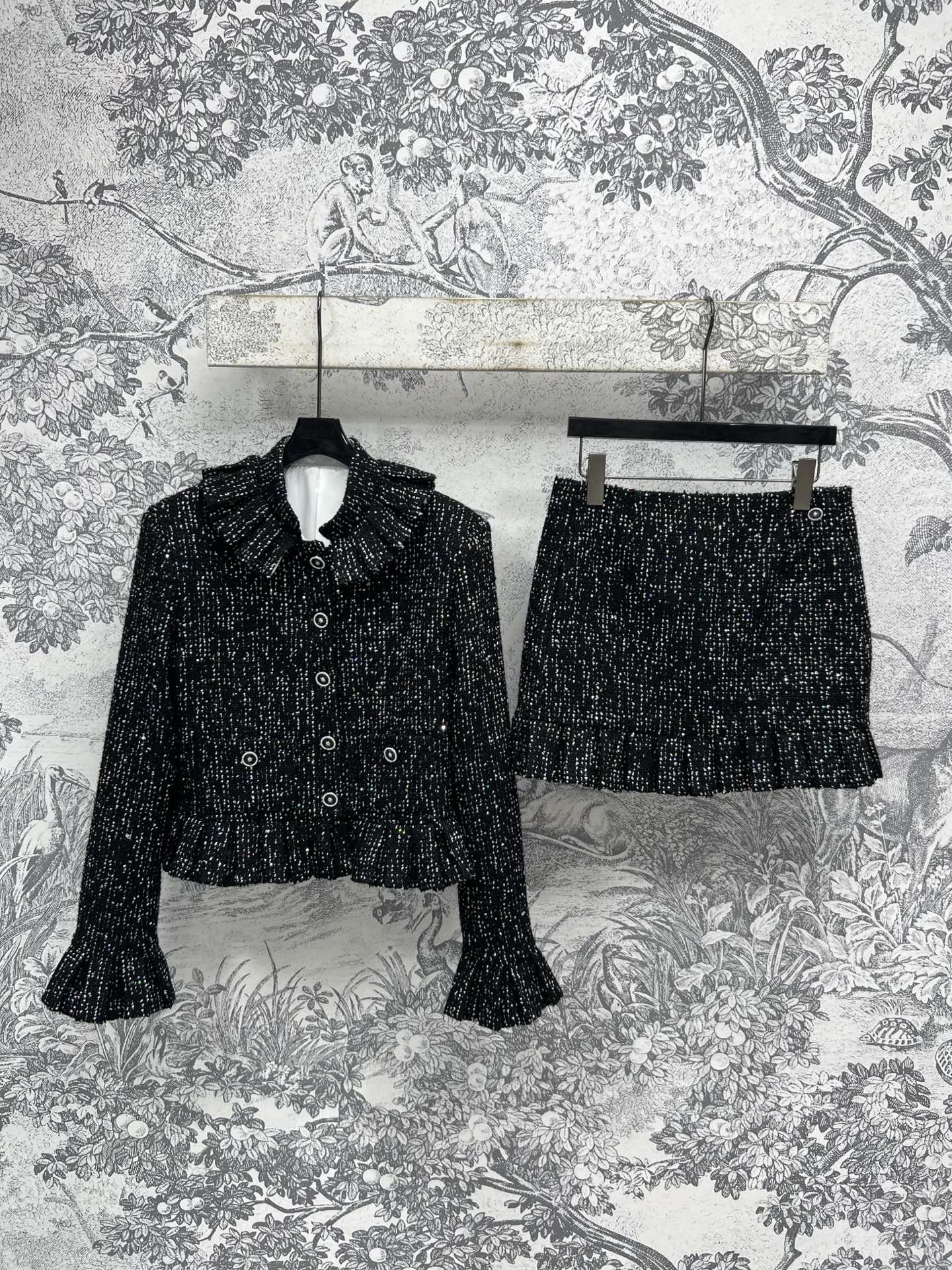 NO:442466,Outer Skirt 25 Early Autumn New Style Small Flavor Black Tweed Set Irresistible Small Flavor Style Set Lace Stand-Long-Sleeve Jacket + Skirt The fabric is very thick. Don’t worry about not being warm enough in winter. The top is a slightly loose style. There is no problem with putting a few pieces of warm inside. A set of upper body is really sweet. It shows temperament. Size/S-M-L, skirts, jackets & coats, alexander wang19860909外 半裙25早秋新款 小香风黑色粗花呢千金套装 无法抗拒的小香风套装 花边立领长袖外套+半身裙 面料很厚实 不用担心冬天穿不够保暖哦上衣是稍微宽松的版型 里面塞几件保暖内搭也是没有问题的 一套上身真的太甜啦 很显气质Size/S-M-L,,skirts,jackets & coats,alexander wang,Women's clothing
