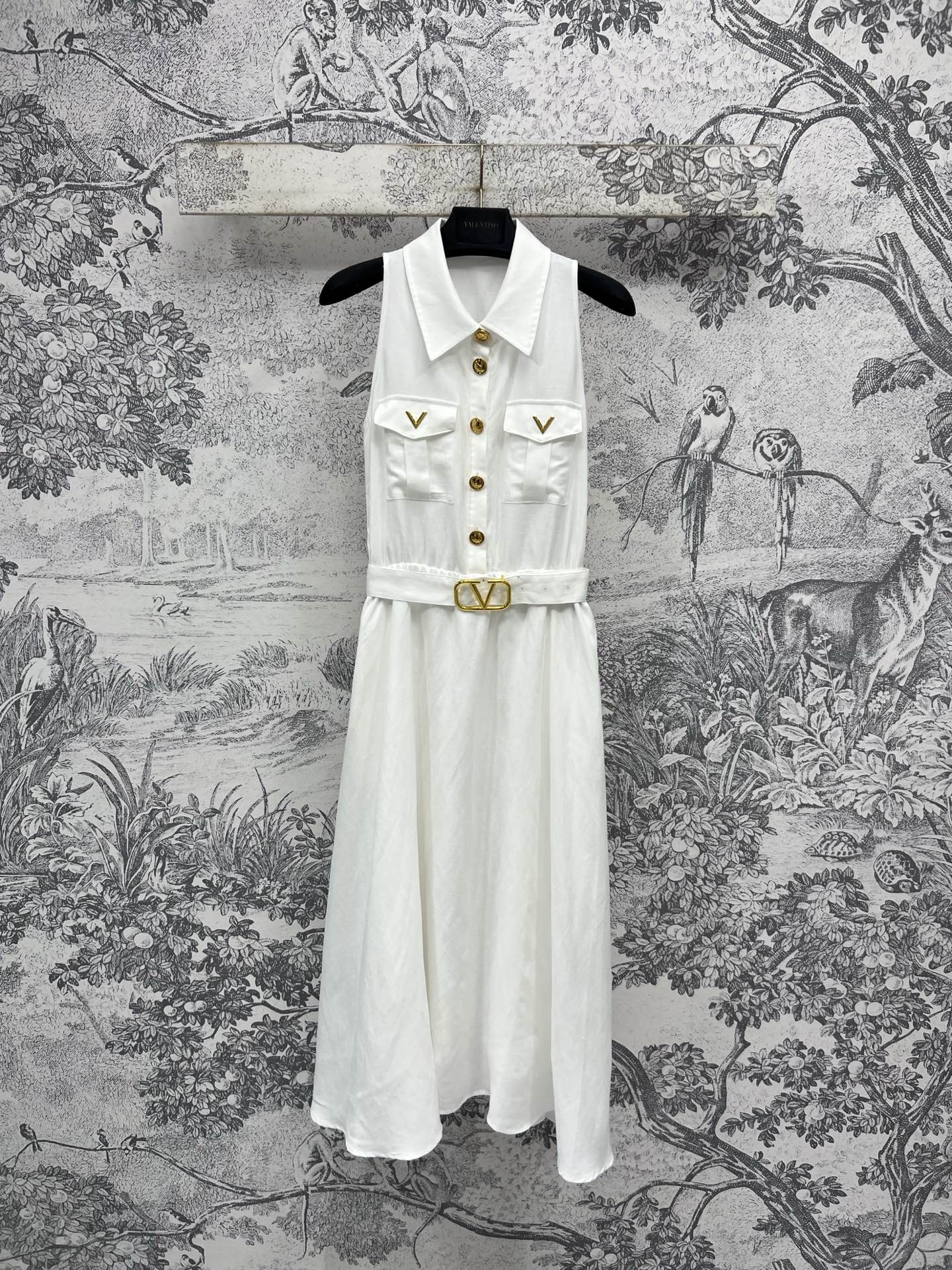 NO:442501,V Home 25 summer new style, sleeveless shirt collar dress, temperamental shirt collar, sleeveless elastic waist super long skirt, custom V letter logo hardware accessories decoration, luxury and exquisite, handsome girl sweet atmosphere, versatile style, upper body elegant girl, summer essential, one color, three codes, Size/S-M-L,, skirts, shirts, alexander wang19860909V家 25夏季新款 无袖衬衫领连衣裙 气质衬衫领无袖松紧腰超长裙摆 定制V字母logo五金配件装饰 奢华精致 帅气的少女甜美气息 百搭版型上身优雅少女 夏季必备 一色三码 Size/S-M-L,,skirts,shirts,alexander wang,Women's clothing