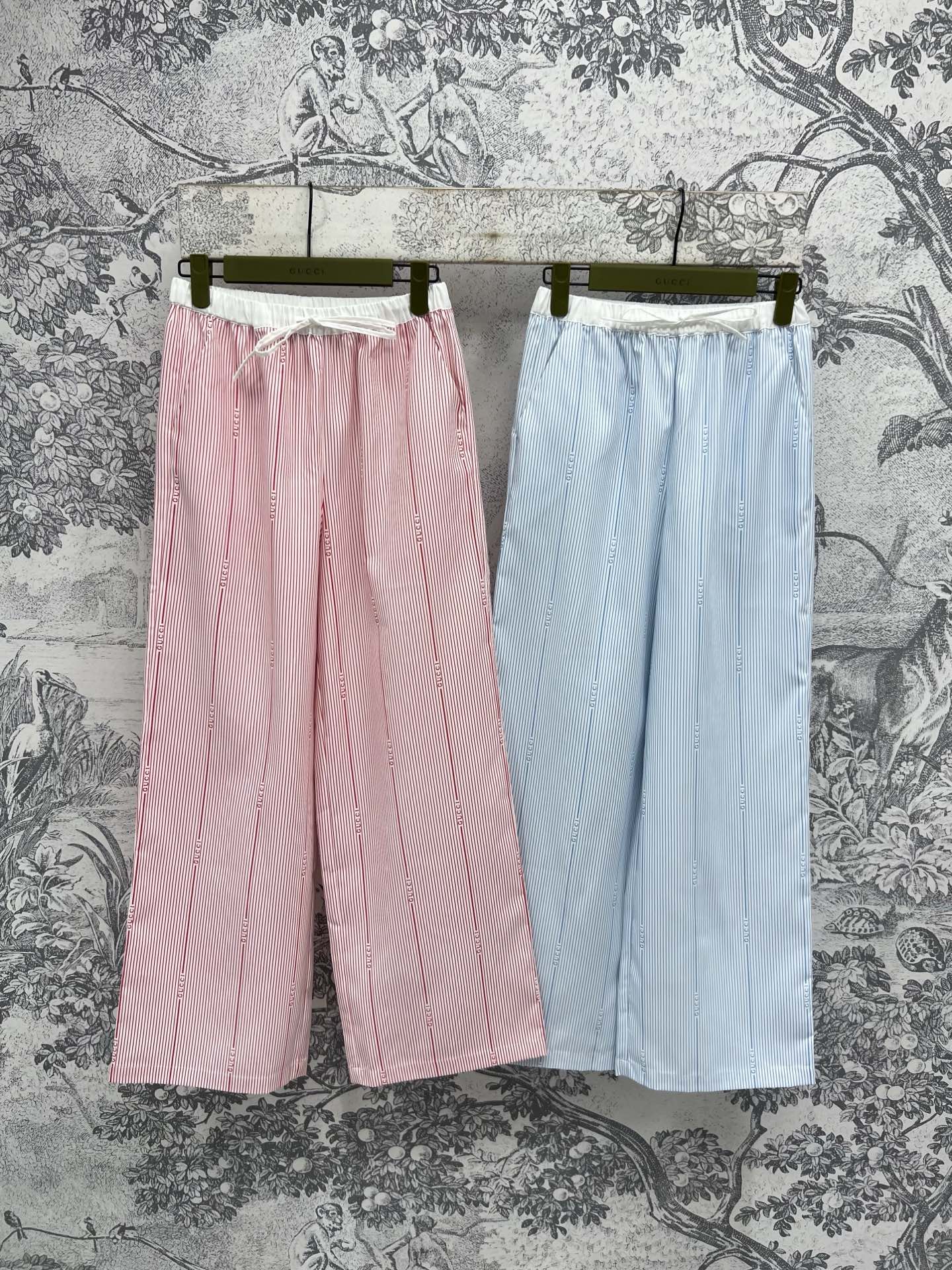 NO:442528,G Home 25 summer new style striped logo casual pants contrasting color elastic waist design vertical stripes + letter logo prints very good slimming effect. Elastic waist design is easy to control for any body. High waist wide-leg style. Macaron color. The upper body is full of youthful vitality. Any item can be matched. Daily leisure is very good. Two-color three-code SML, gucci, alexander wang19860909G家 25夏季新款 条纹logo休闲裤 撞色松紧腰设计 纵向条纹+字母logo印花 很好的起到了显瘦效果 松紧腰头设计任何身材都好驾驭 高腰阔腿版型 马卡龙色系 上身青春活力满满 任何单品都可搭配 日常出街休闲都很不错两色三码SML,,gucci,alexander wang,Women's clothing