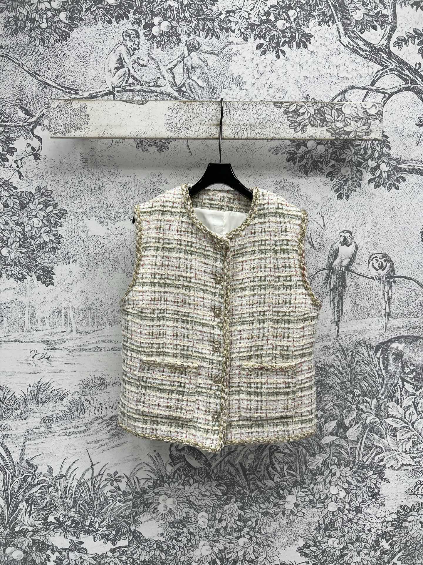 NO:442484,Xiaoxiangfeng 25 summer new style, sequin tweed vest jacket, a must-have artifact for white and rich beauties!  Soft tweed fabric with haute beads and cheques braided soft tweed fabric braided with braided straps, loose H-cut style, huge slimming effect on the upper body, easy to handle whether it is paired with high-waisted pants or A-line skirts, one-color three-code SML, skirts, jackets & coats, alexander wang19860909小香风 25夏季新款 亮片粗花呢马甲外套 白富美们的必备神器！高定珠片彩纱与格纹编织的软花呢面料 编织带包边细节 宽松H裁版型 上身效果巨显瘦 无论是搭配高腰裤还是A字裙 都能轻松驾驭 一色三码SML,,skirts,jackets & coats,alexander wang,Women's clothing