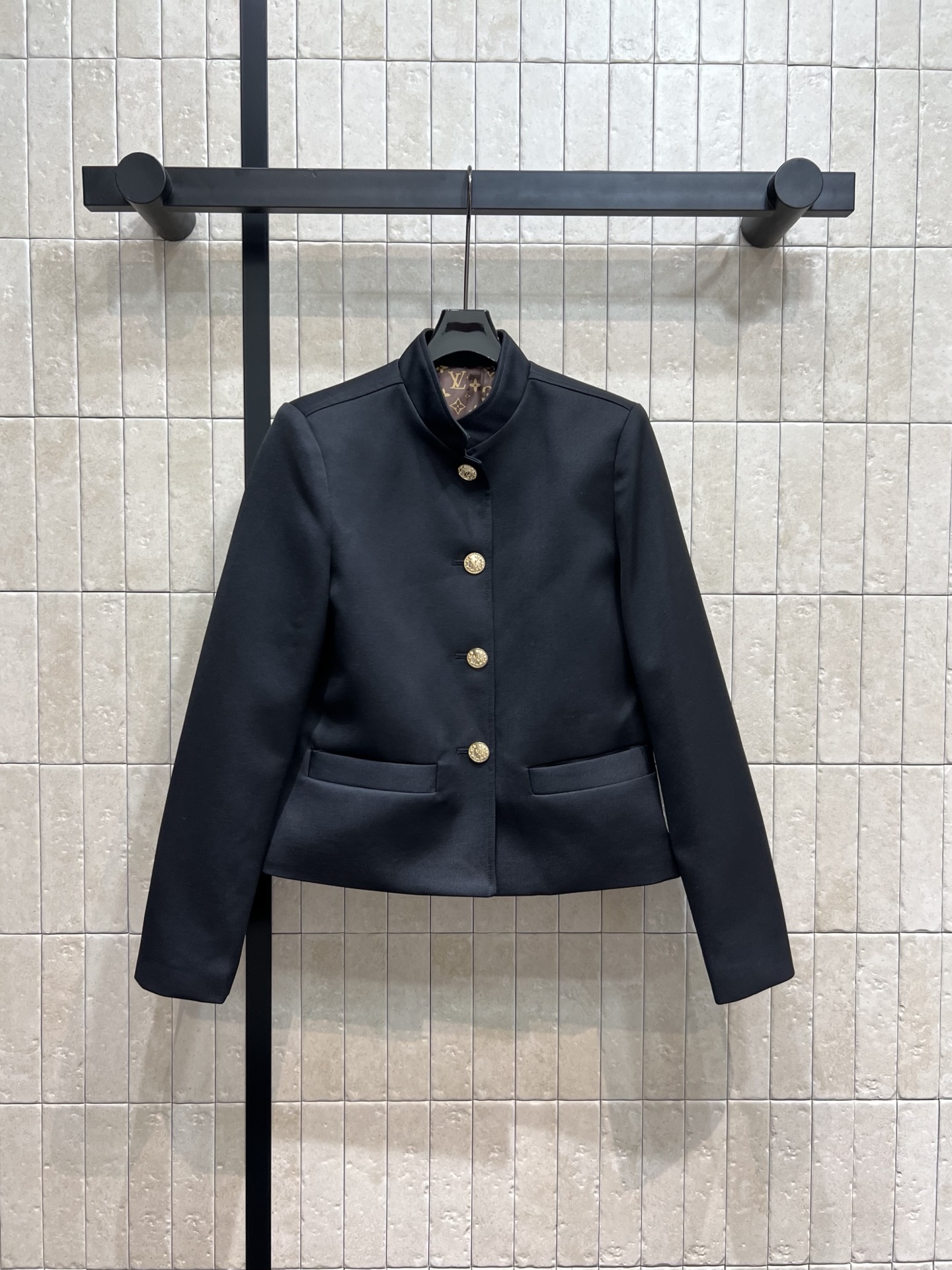 L家 25早秋新款 立领羊毛短款西装外套 满满的复古典雅大气感 开模定制logo五金扣装饰 经典老花内衬