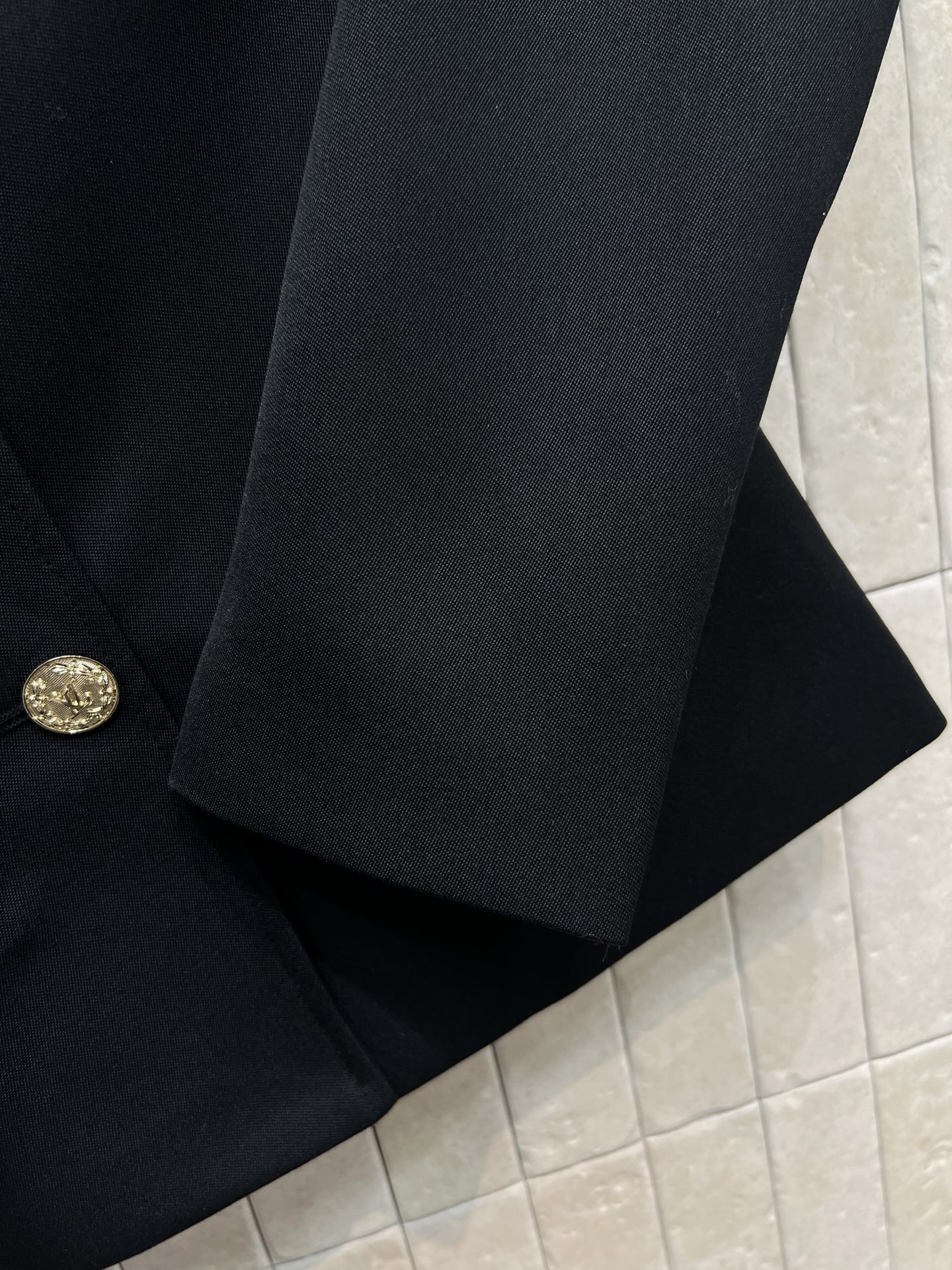 L家 25早秋新款 立领羊毛短款西装外套 满满的复古典雅大气感 开模定制logo五金扣装饰 经典老花内衬