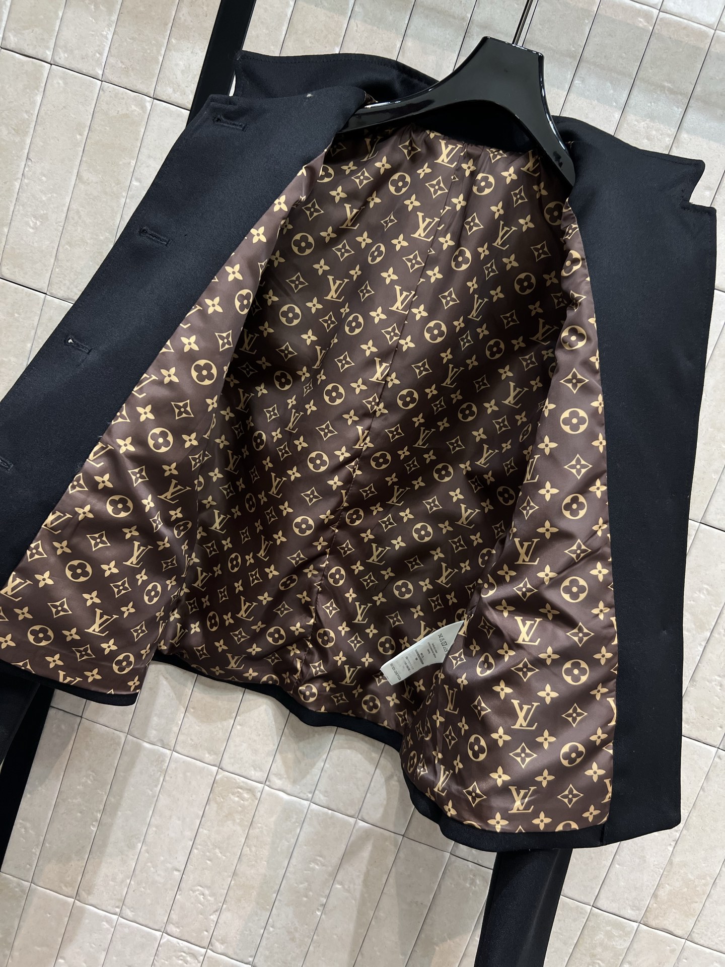 L家 25早秋新款 立领羊毛短款西装外套 满满的复古典雅大气感 开模定制logo五金扣装饰 经典老花内衬