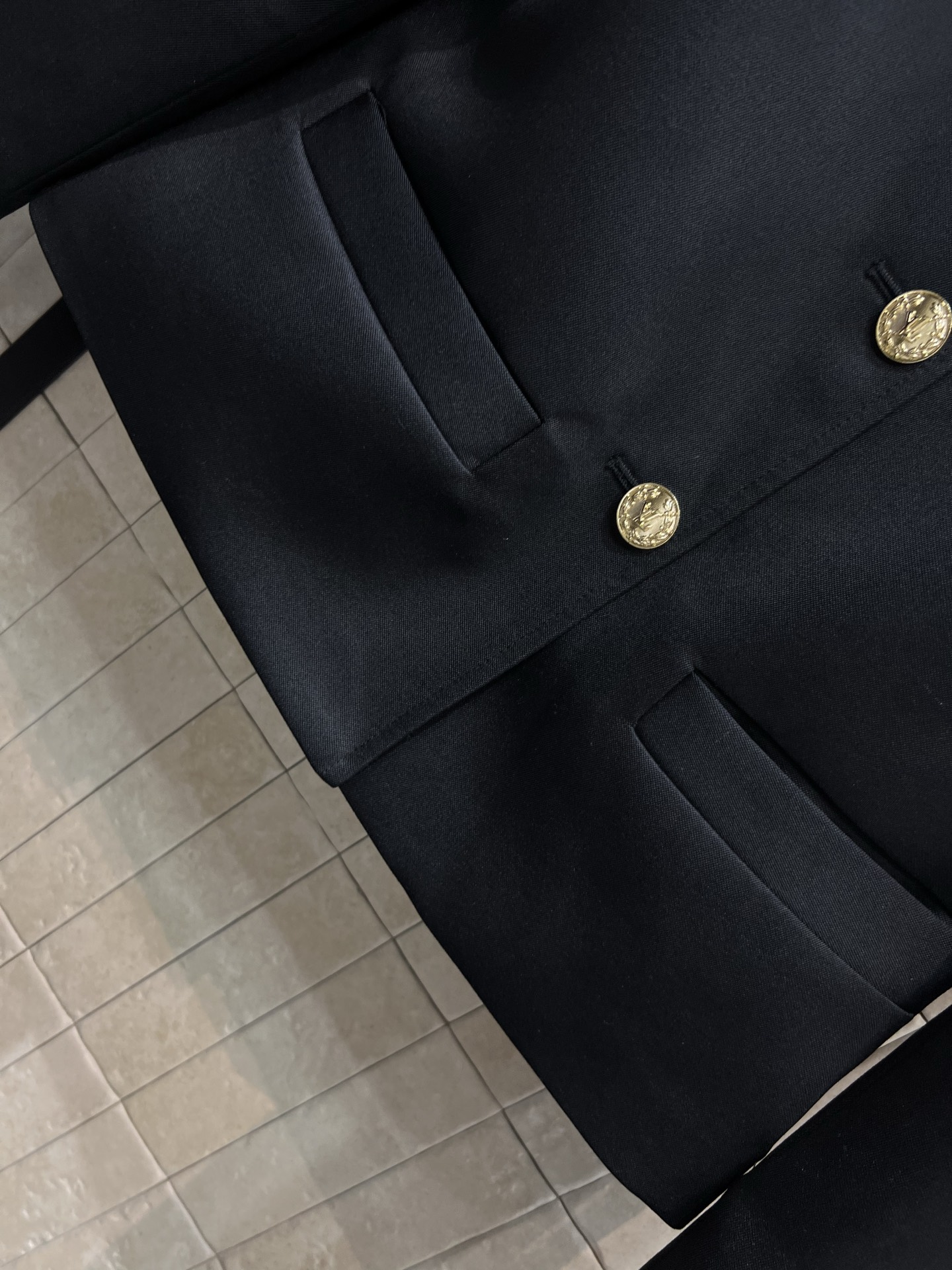 L家 25早秋新款 立领羊毛短款西装外套 满满的复古典雅大气感 开模定制logo五金扣装饰 经典老花内衬