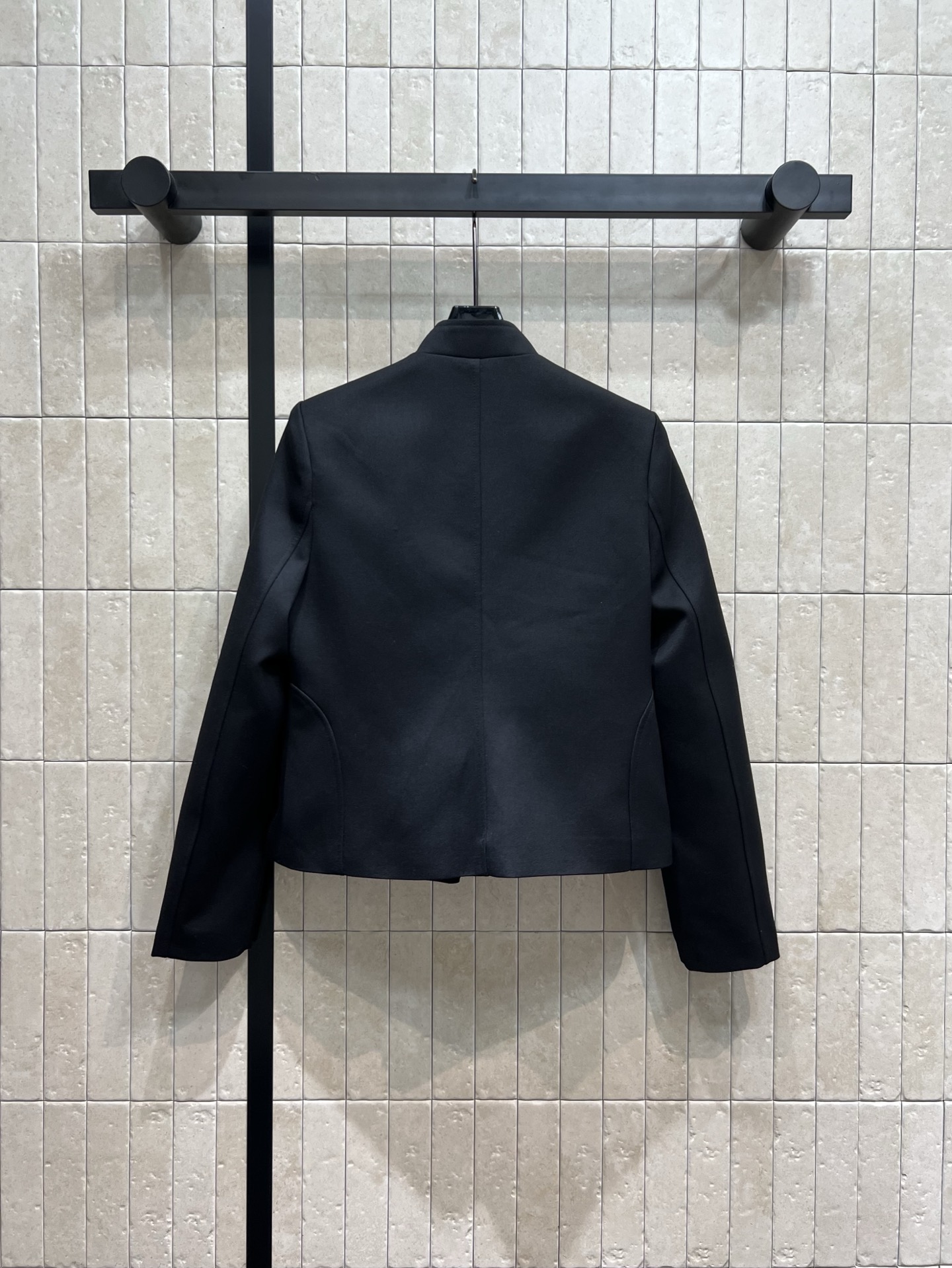 L家 25早秋新款 立领羊毛短款西装外套 满满的复古典雅大气感 开模定制logo五金扣装饰 经典老花内衬