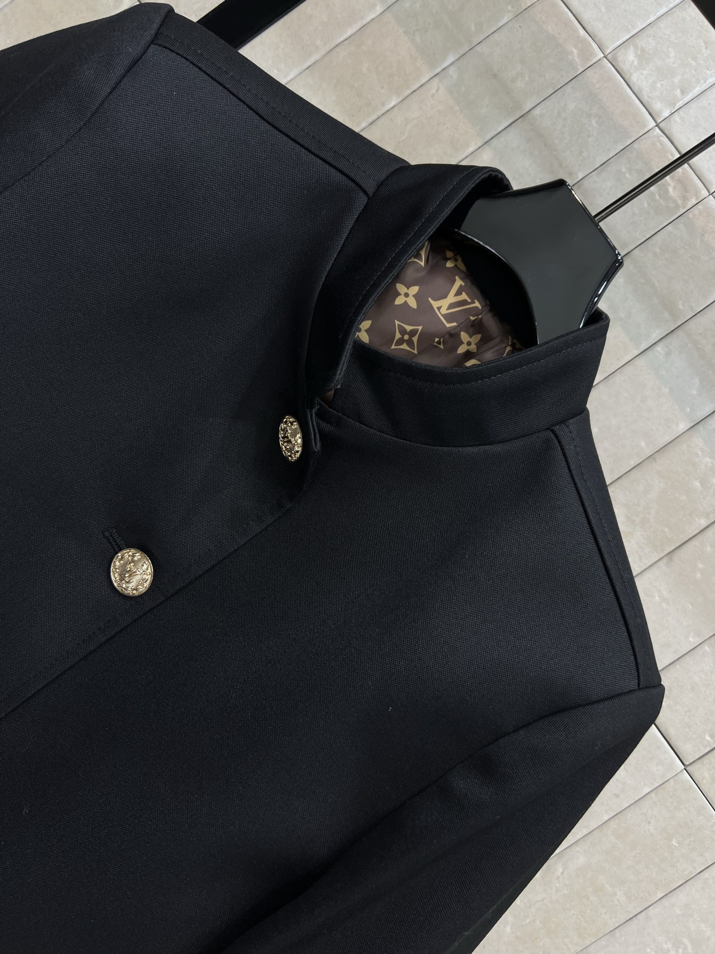 L家 25早秋新款 立领羊毛短款西装外套 满满的复古典雅大气感 开模定制logo五金扣装饰 经典老花内衬