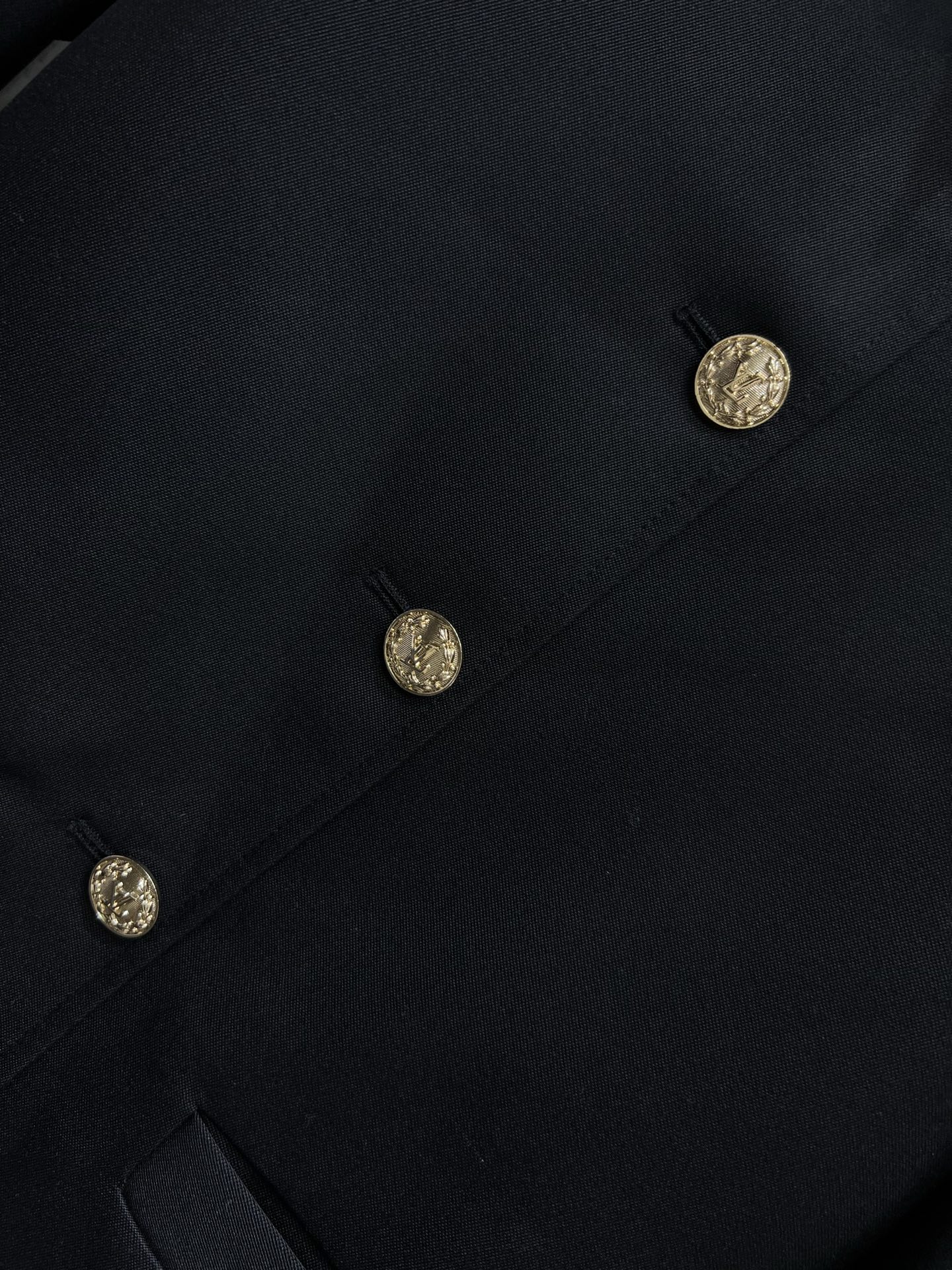 L家 25早秋新款 立领羊毛短款西装外套 满满的复古典雅大气感 开模定制logo五金扣装饰 经典老花内衬