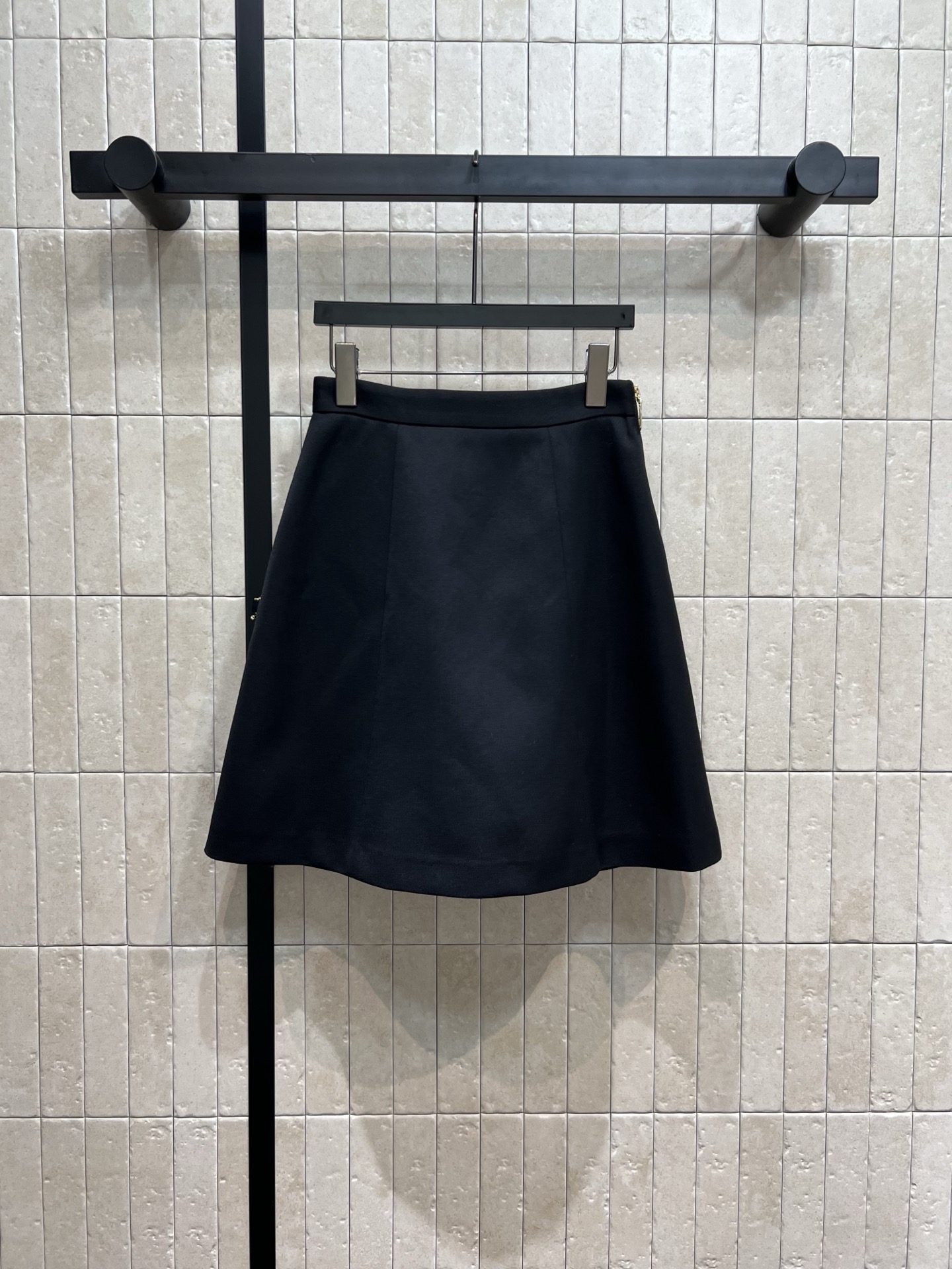 L家 25早秋新款 链条⛓️羊毛A字压褶短裙 高腰a字前面压褶开叉裙摆设计 版型提臀 又显瘦 腰间定制的