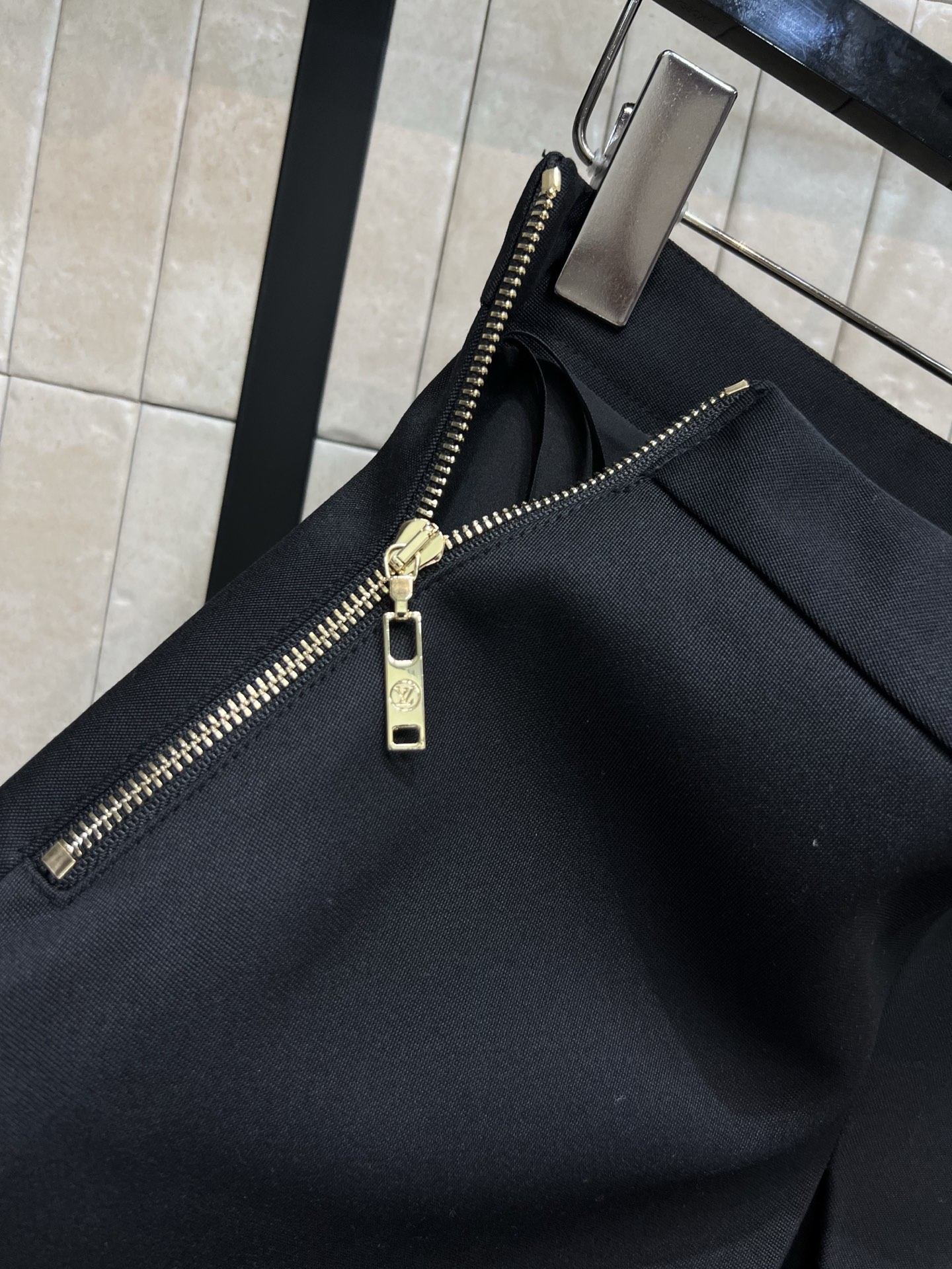 L家 25早秋新款 链条⛓️羊毛A字压褶短裙 高腰a字前面压褶开叉裙摆设计 版型提臀 又显瘦 腰间定制的