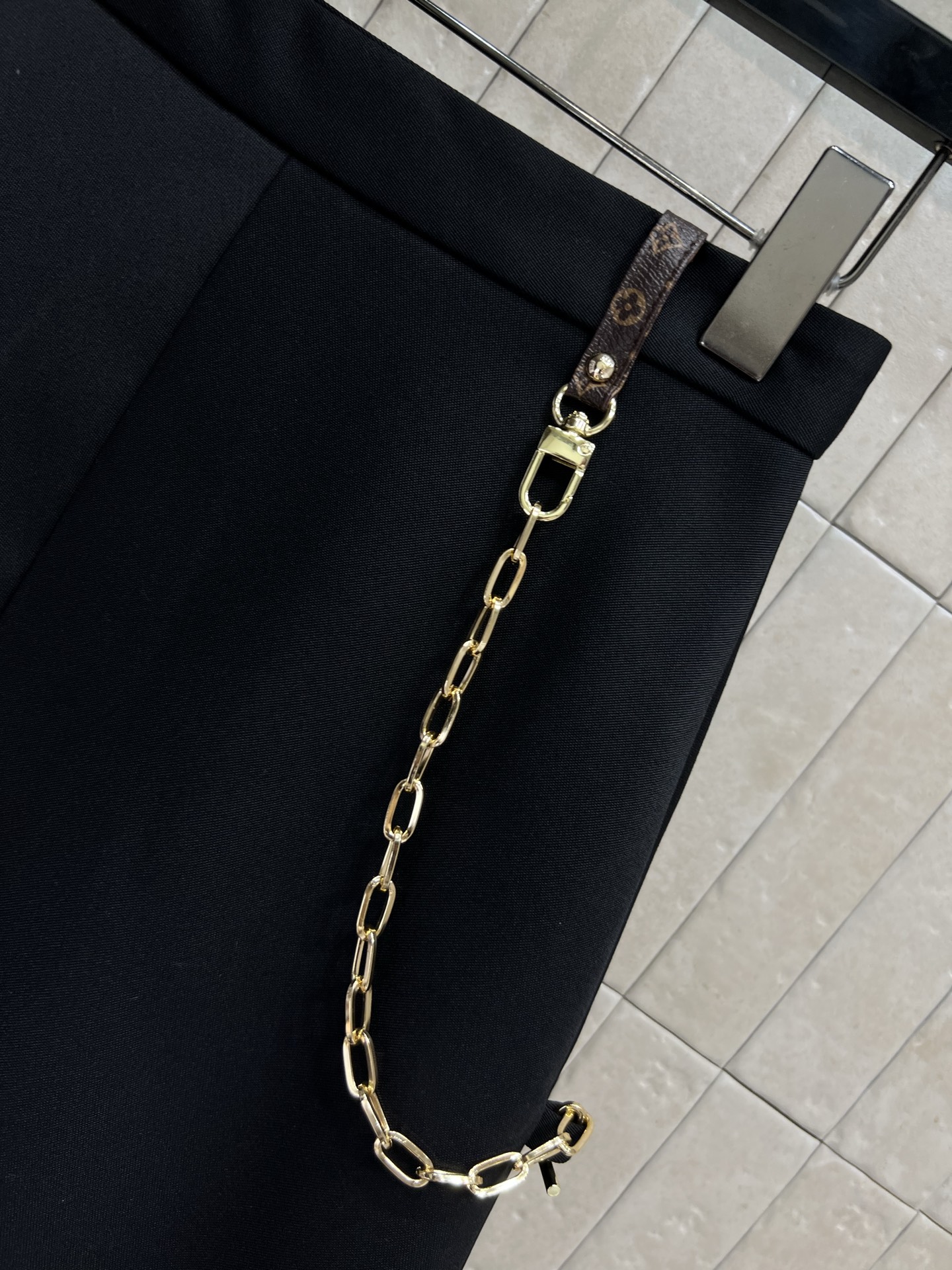 L家 25早秋新款 链条⛓️羊毛A字压褶短裙 高腰a字前面压褶开叉裙摆设计 版型提臀 又显瘦 腰间定制的