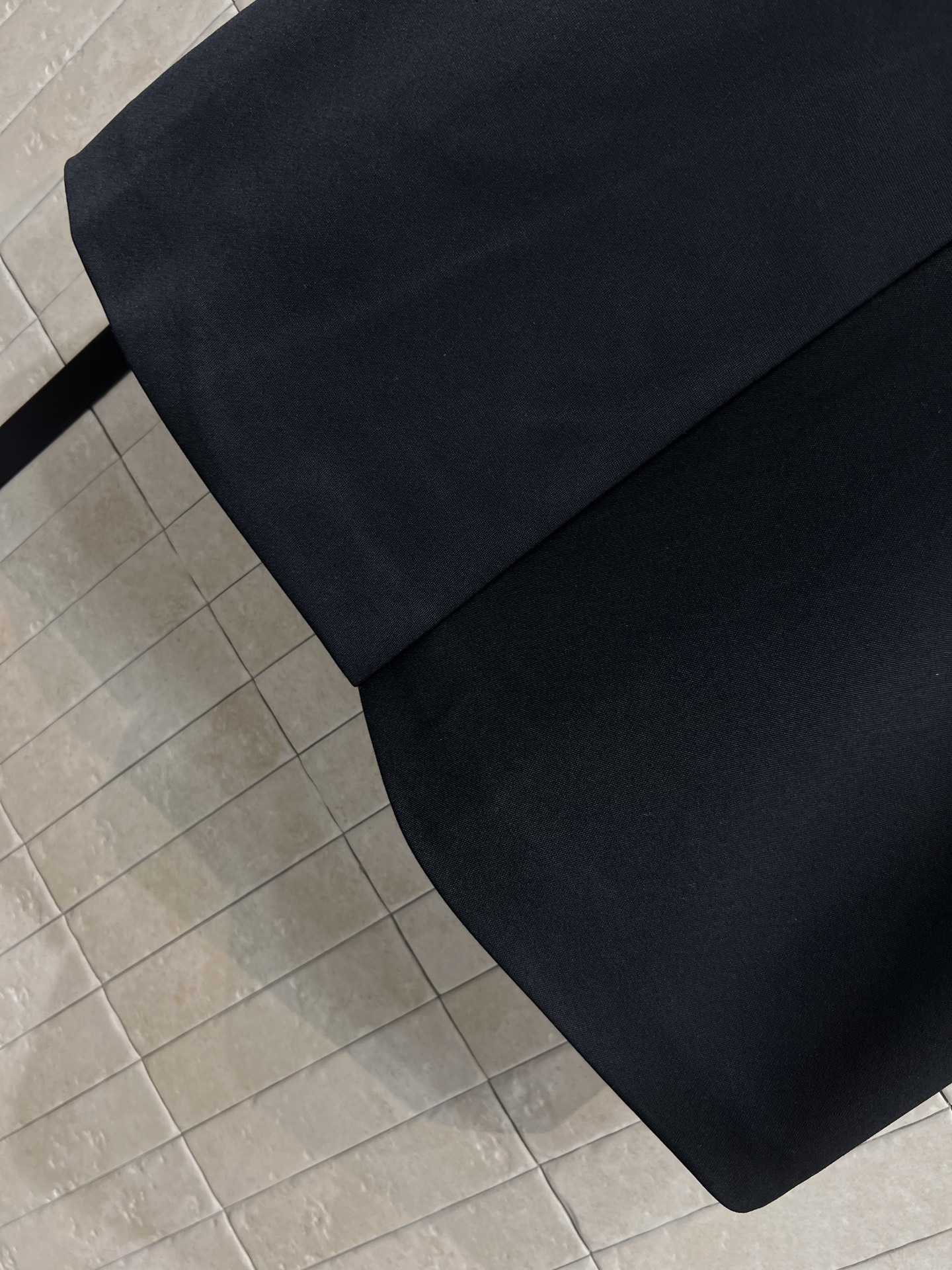 L家 25早秋新款 链条⛓️羊毛A字压褶短裙 高腰a字前面压褶开叉裙摆设计 版型提臀 又显瘦 腰间定制的