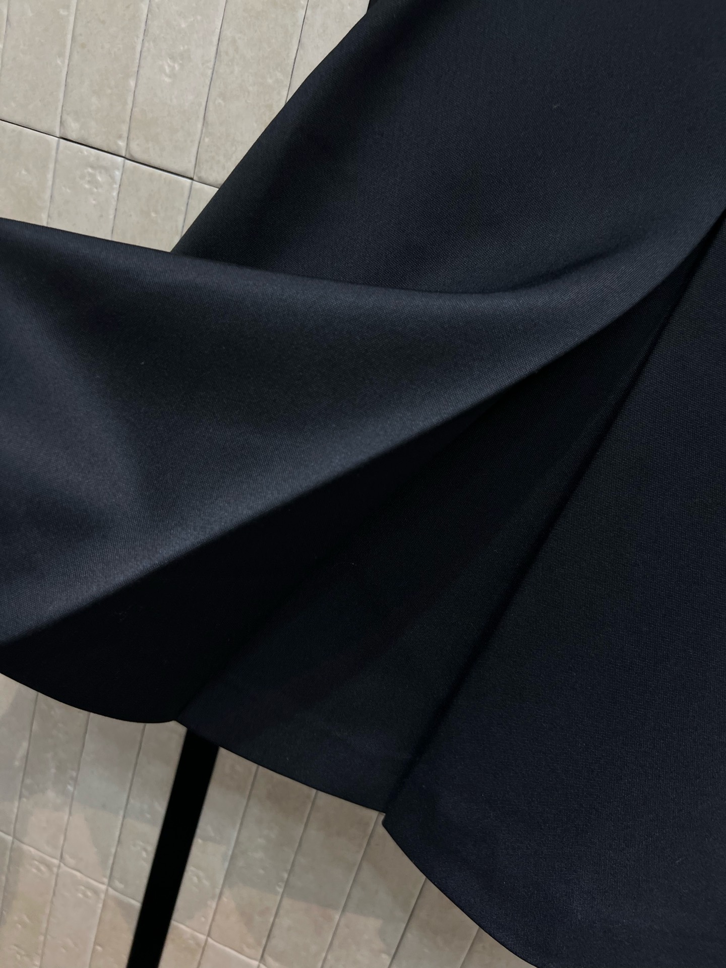 L家 25早秋新款 链条⛓️羊毛A字压褶短裙 高腰a字前面压褶开叉裙摆设计 版型提臀 又显瘦 腰间定制的