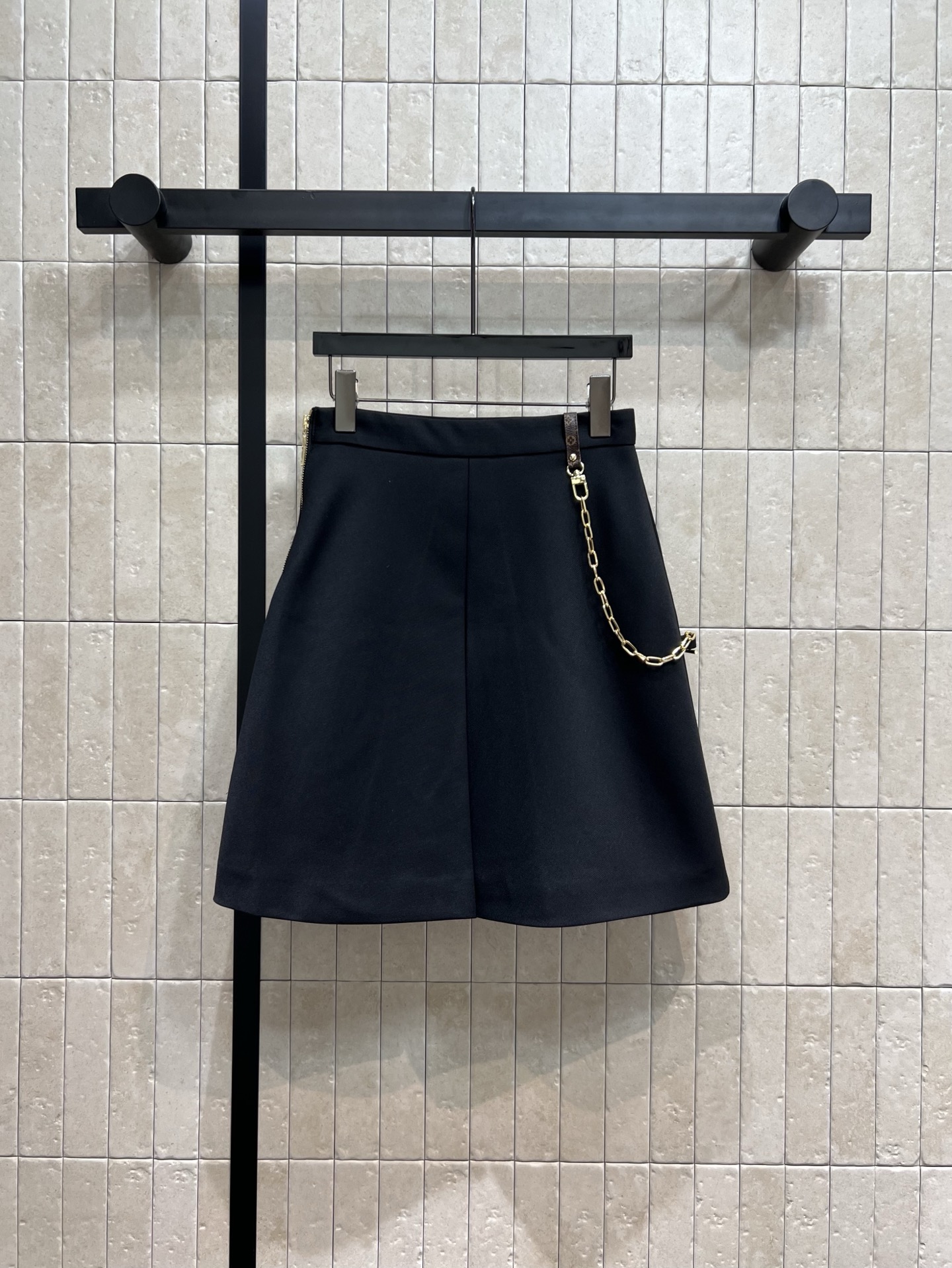 L家 25早秋新款 链条⛓️羊毛A字压褶短裙 高腰a字前面压褶开叉裙摆设计 版型提臀 又显瘦 腰间定制的