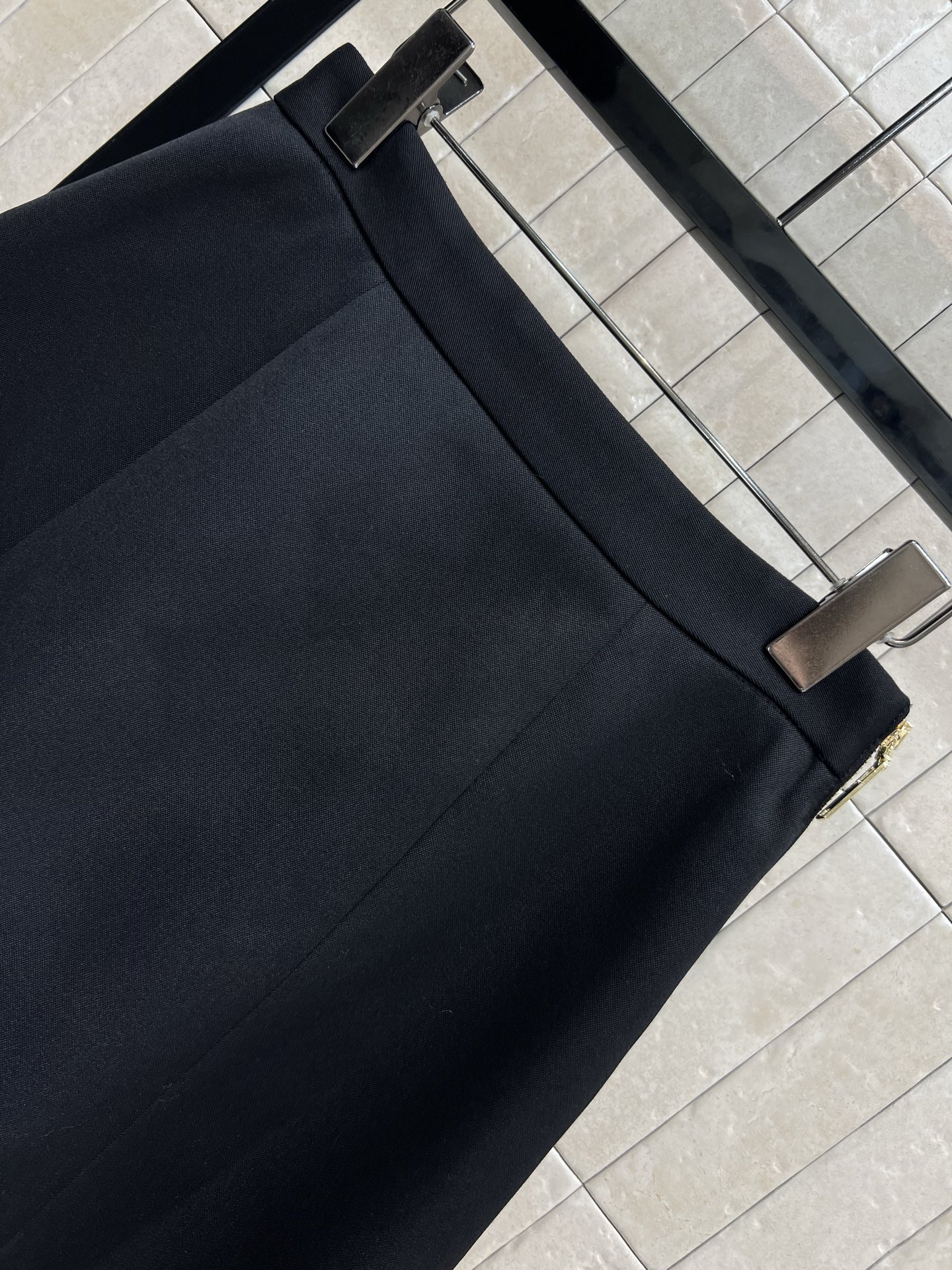 L家 25早秋新款 链条⛓️羊毛A字压褶短裙 高腰a字前面压褶开叉裙摆设计 版型提臀 又显瘦 腰间定制的