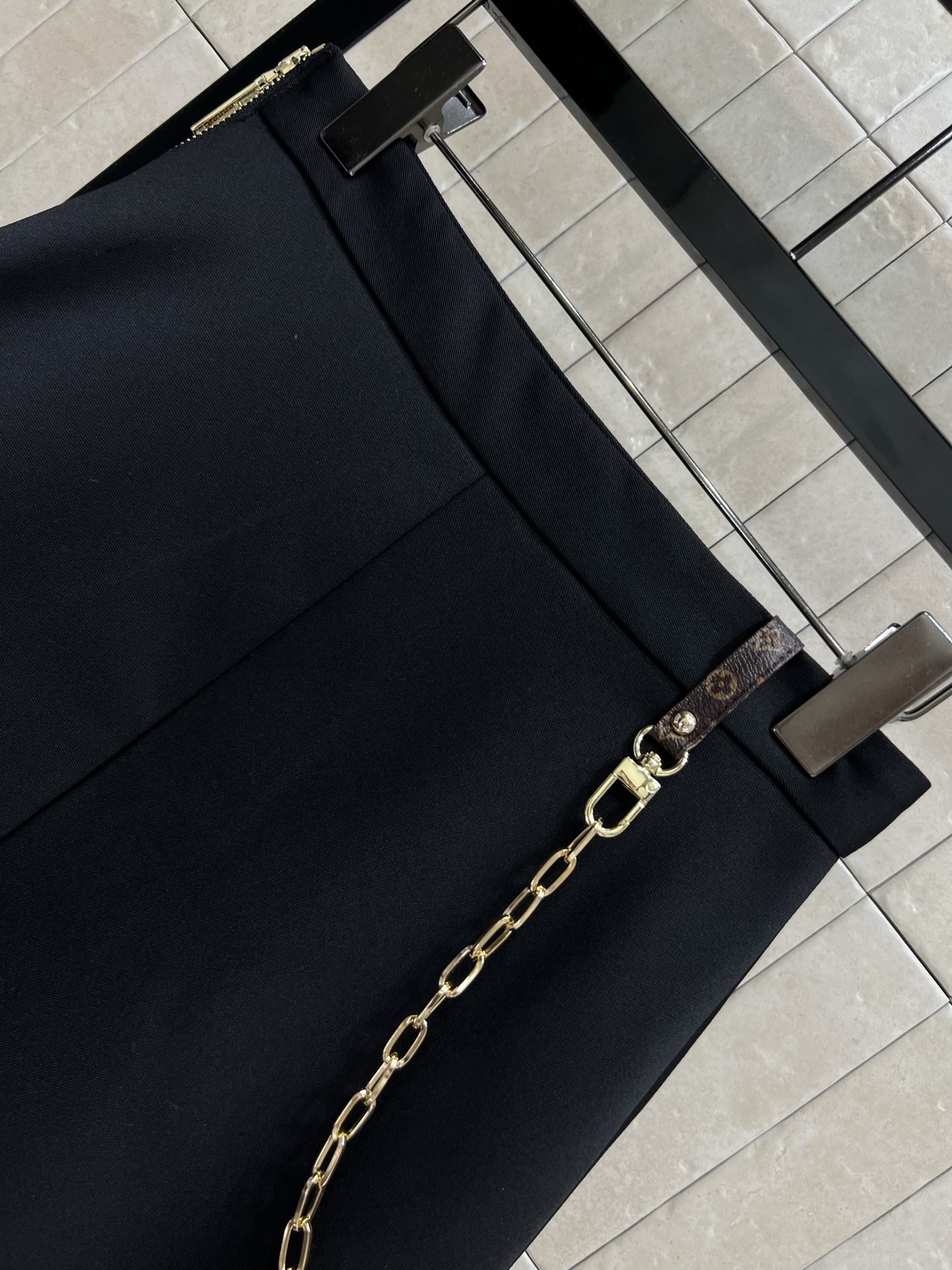 L家 25早秋新款 链条⛓️羊毛A字压褶短裙 高腰a字前面压褶开叉裙摆设计 版型提臀 又显瘦 腰间定制的