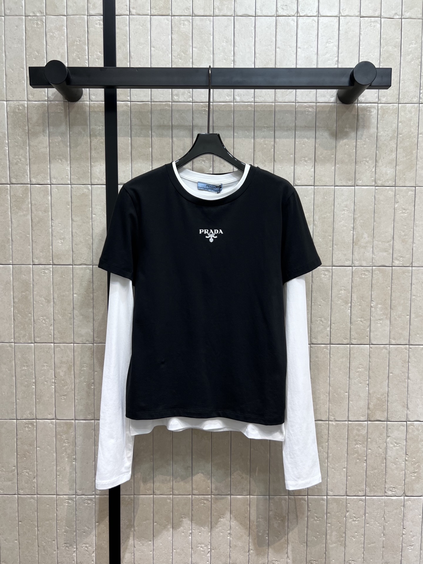 NO:459503,PD Home 25 early autumn new style, triangle mark layered two-piece set, short-sleeved T-sleeved + long-sleeved T-sleeved casual and handsome, layered two-piece set to create a sense of layering, with a cool and handsome feeling, classic triangle mark embellishment, low-key and fashionable, you can get cool and fashionable American street style with jeans, one color three codes SML,,dior,jeans,T-shirt,alexander wang19860909PD家 25早秋新款 三角标叠穿两件套 短袖T袖+长袖T袖 休闲又帅气时尚 叠穿两件套打造层次感 自带酷帅感 经典三角标点缀 低调有时髦 随便搭配牛仔裤都能get到酷帅时髦的美式街头风格 一色三码 SML,,dior,jeans,T-shirt,alexander wang,Women's clothing