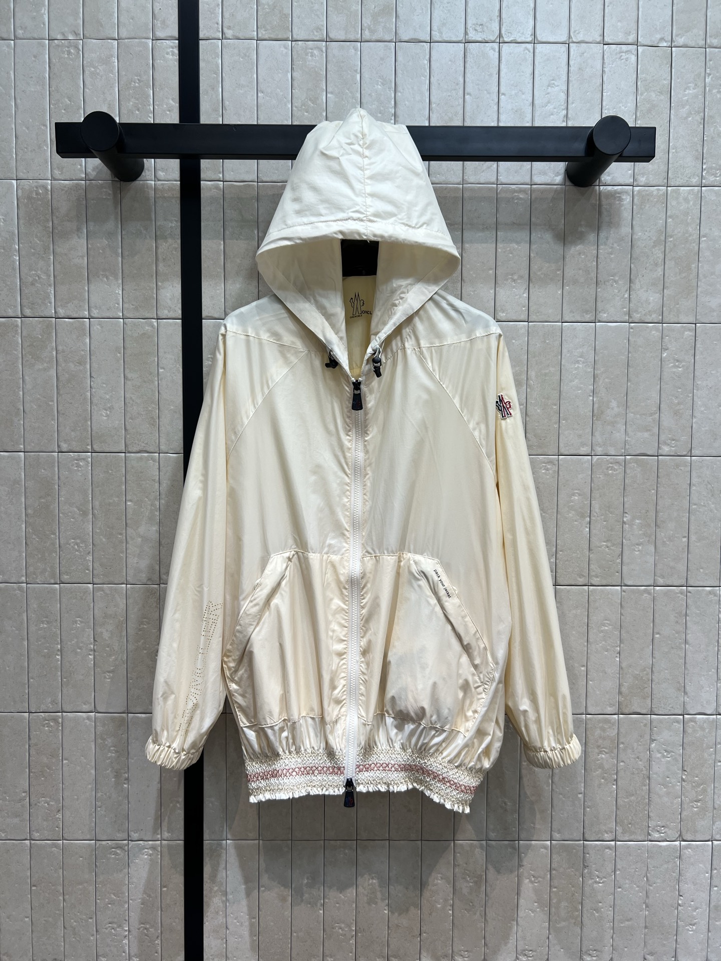 NO:459510,M Home 25 early autumn new style hooded zipper thin jacket Lightweight material with a slack feel Hooded shoulder-falling design Exquisite brand logo embellishment hidden high-end Hem heavy industry embroidery to embroider details Daily outing or outdoor sports One-click unlock casual and fashionable Easy to grasp lazy and noble style One color three codes, Jackets & coats, Hats, Alexander wang19860909M家 25早秋新款 连帽拉链薄外套 轻盈材质自带松弛感 连帽落肩设计 精致品牌徽标点缀暗藏高级 下摆重工刺绣打揽细节 日常出街或户外运动 一键解锁随性时髦 轻松拿捏慵懒贵气风 一色三码,,jackets & coats,hats,alexander wang,Women's clothing