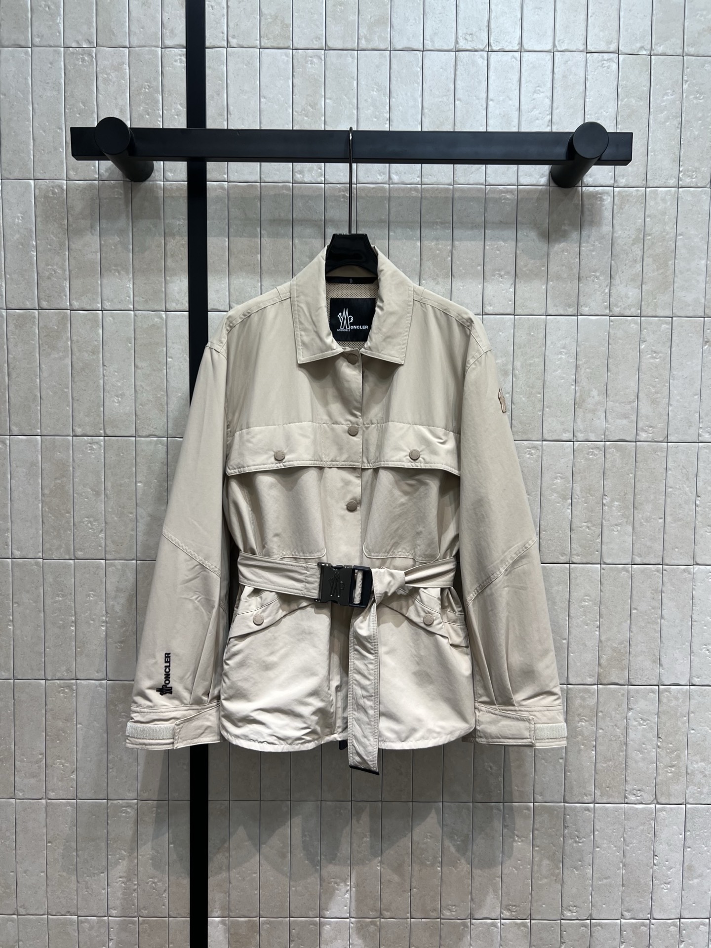 NO:459518,M Home 25 early autumn new style khaki windbreaker jacket, lapel loose fit, multi-pocket design adds practicality, equipped with a fabric belt waist, the fitting is very slimming and aura, khaki is a must-have color for autumn and winter, custom fabrics are suitable for everyday outing or light outdoors, high-end feel is hidden in every detail, one color, three codes Size/S-M-L,, jackets & coats, alexander wang19860909M家 25早秋新款 卡其色风衣式外套 翻领宽松版型 多口袋设计增添实用性 配有本布腰带收腰 版型非常显瘦撑气场 卡其色又是秋冬必入的色系 定制的面料挻括有型日常出街或轻户外都适配 高级感藏在每处细节里一色三码Size/S-M-L,,jackets & coats,alexander wang,Women's clothing