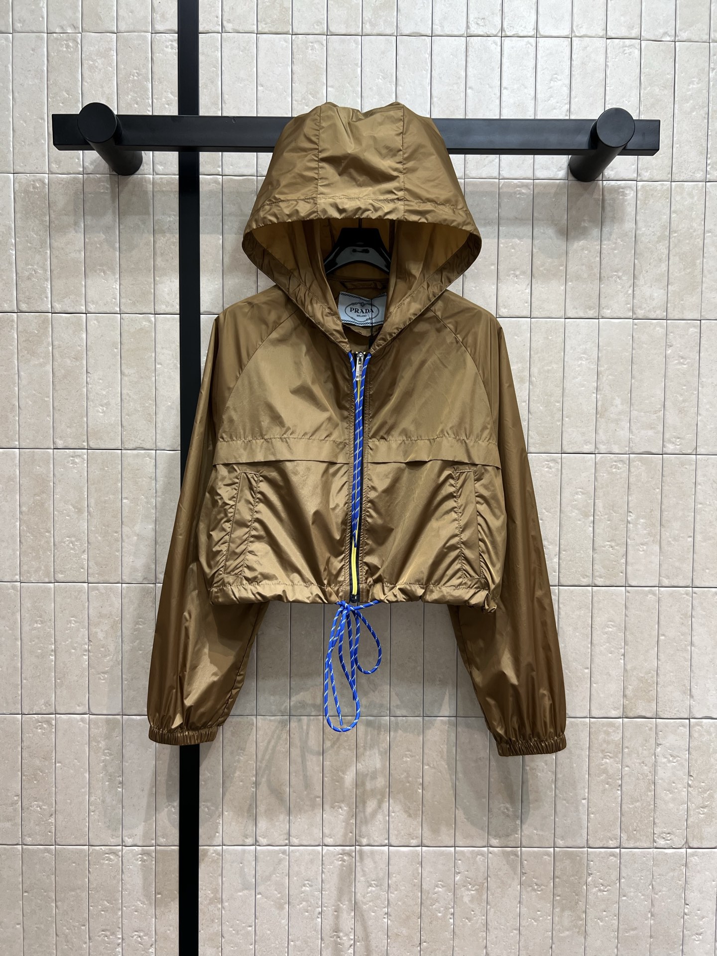 NO:459486,PD Home 25 early autumn new nylon hooded short jacket, popular nylon jacket, cool saucy girls must have, hooded shoulder-fall jacket, contrasting zipper design is the finishing touch, drawstring hem outlines neat lines, easy to create cool street style, small loose style, versatile upper body, simple and classic, nylon fabric, one color, three codes,,dior, jackets & coats,hats,alexander wang19860909PD家 25早秋新款 尼龙连帽短款外套 高人气尼龙外套 酷飒女孩必备 连帽落肩外套 撞色拉链设计是点睛之笔 抽绳下摆勾勒利落线条 轻松打造酷飒街头风 小宽松的版型上身百搭不挑人 简约不失经典 采用尼龙面料 一色三码,,dior,jackets & coats,hats,alexander wang,Women's clothing