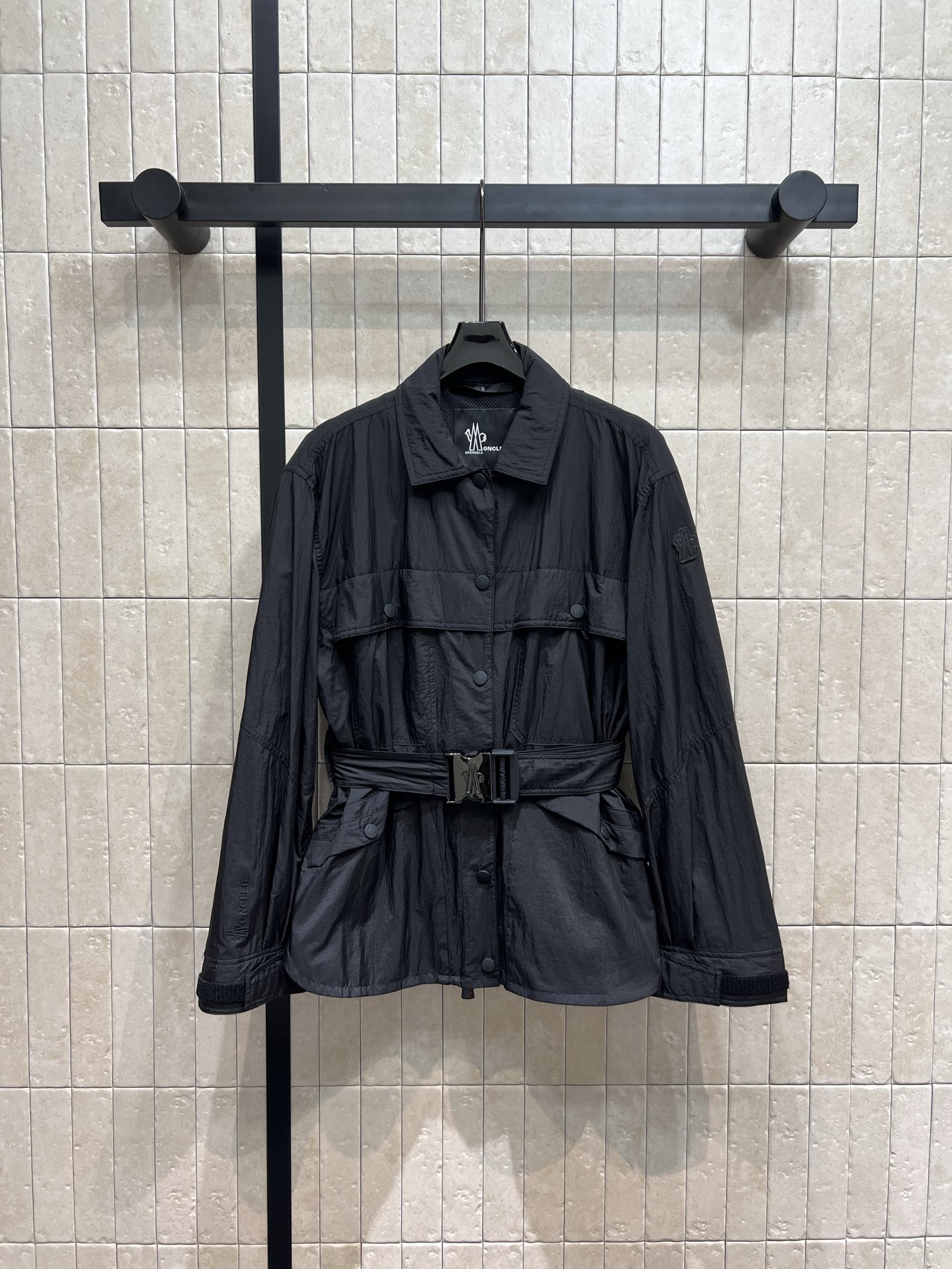 NO:459501,M Home 25 early autumn new style windbreaker-style waist-closing jacket, cool and fashionable upper body, windproof and waterproof, slim and stylish, travel blockbuster feels both classic and fashionable, silhouette style is easy to wear and easy to match, can be easily controlled by fat and thin Original custom fabric, equipped with brand logo functional buckle belt, multi-pocket practical and stylish, suitable for daily street or light outdoors, high-end feeling is hidden in every detail, two colors and three-code Size/S-M-L,, jackets & coats, alexander wang19860909M家 25早秋新款 风衣式收腰外套 上身酷帅时髦 防风防水又显瘦有型 旅游的大片既视感 风衣式设计经典又时尚 廓形版型好穿又易搭配 胖瘦都能轻松驾驭 原版定制面料 配有品牌徽标机能扣腰带 多口袋实用又有型 日常出街或轻户外都适配 高级感藏在每处细节里 两色三码Size/S-M-L,,jackets & coats,alexander wang,Women's clothing