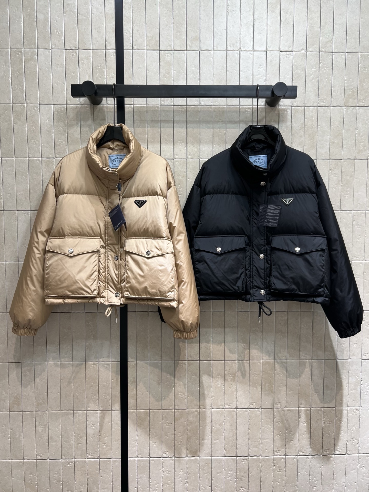 NO:459504,PD home with dust bag 25 autumn and winter new style, stand-up collar short down jacket, the style is very slim and good-looking, classic triangle logo, decoration, national standard 90 white goose down filling, hem drawstring waist design, high collar design + large pocket, practical and styling, wear it and become a street cool cover in seconds to easily grasp the winter fashion, super good texture, one color three codes Size/S-M-L,,dior, down jacket,alexander wang19860909配防尘袋PD家 25秋冬新款 立领短款羽绒服 版型非常显瘦好看 经典三角标logo 装饰 国标90白鹅绒填充 衣摆抽绳收腰设计 高领设计+大口袋 实用与造型感拉满 穿上秒变街头酷盖轻松拿捏冬日时尚 质感超级好 一色三码 Size/S-M-L,,dior,down jacket,alexander wang,Women's clothing