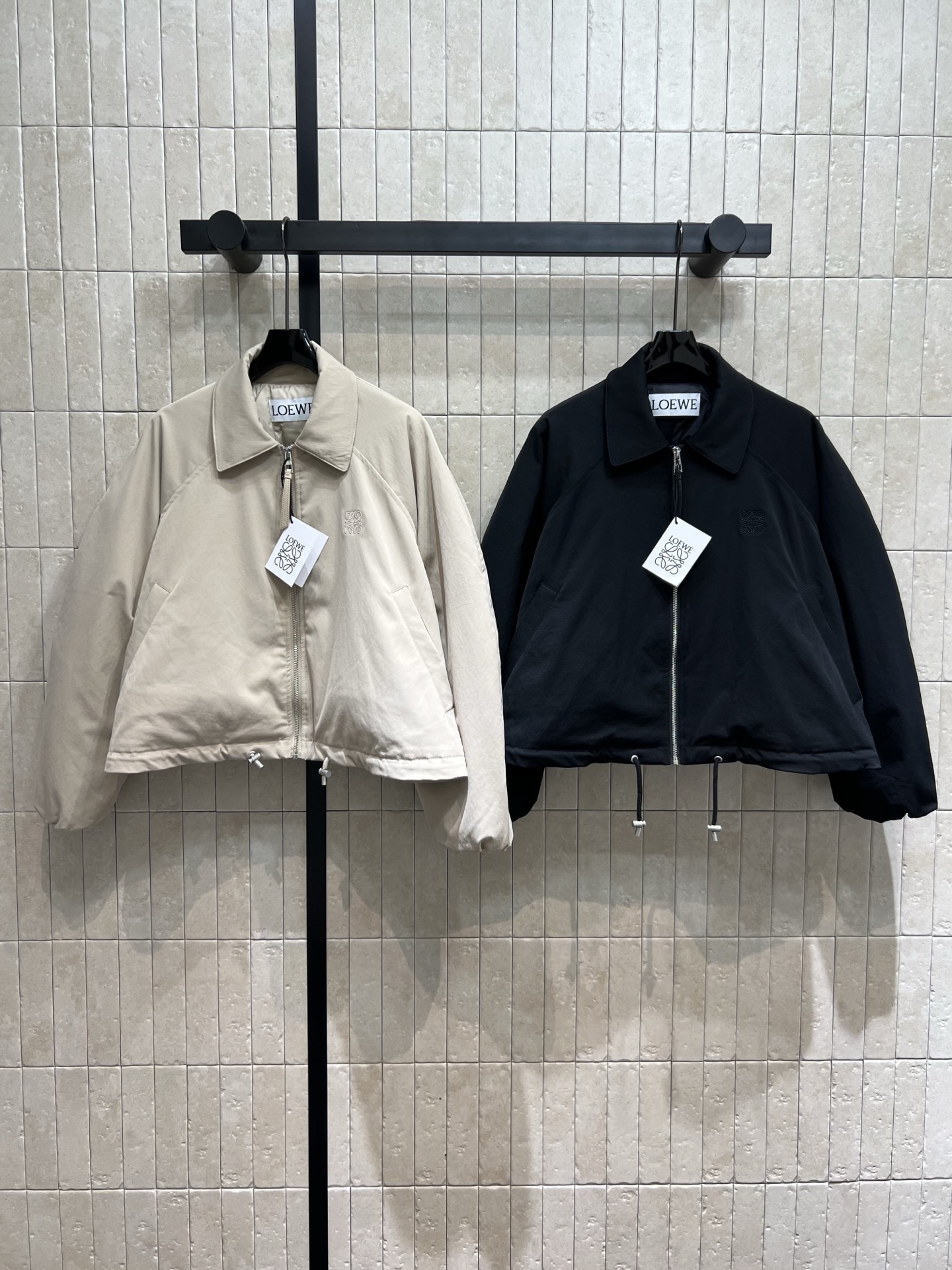 NO:459511,With dust bag LW home 25 autumn and winter new style, lapel lamp sleeve short down jacket jacket, lapel design is simple and neat, loose shoulder silhouette lantern sleeve design, puffy and cute short style, easy to divide body proportions, upper body makes it look slim and tall, chest embroidery brand logo embellishment, national standard 90 white goose down filling, warm and fashionable, whatever match is excellent, super suitable for small sisters, two colors and three codes, Size/S-M-L,, jackets & coats, down jacket, alexander wang19860909配防尘袋LW家 25秋冬新款 翻领灯袖短款羽绒服外套 翻领设计简约利落 宽松落肩廓形灯笼袖设计 蓬蓬感非常可爱短款版型 轻松分割身材比例上身显瘦显高绝绝子 胸口刺绣品牌徽标点缀 国标90白鹅绒填充保暖时髦 随便搭配都很绝 超级适合小个子姐妹 两色三码 Size/S-M-L,,jackets & coats,down jacket,alexander wang,Women's clothing