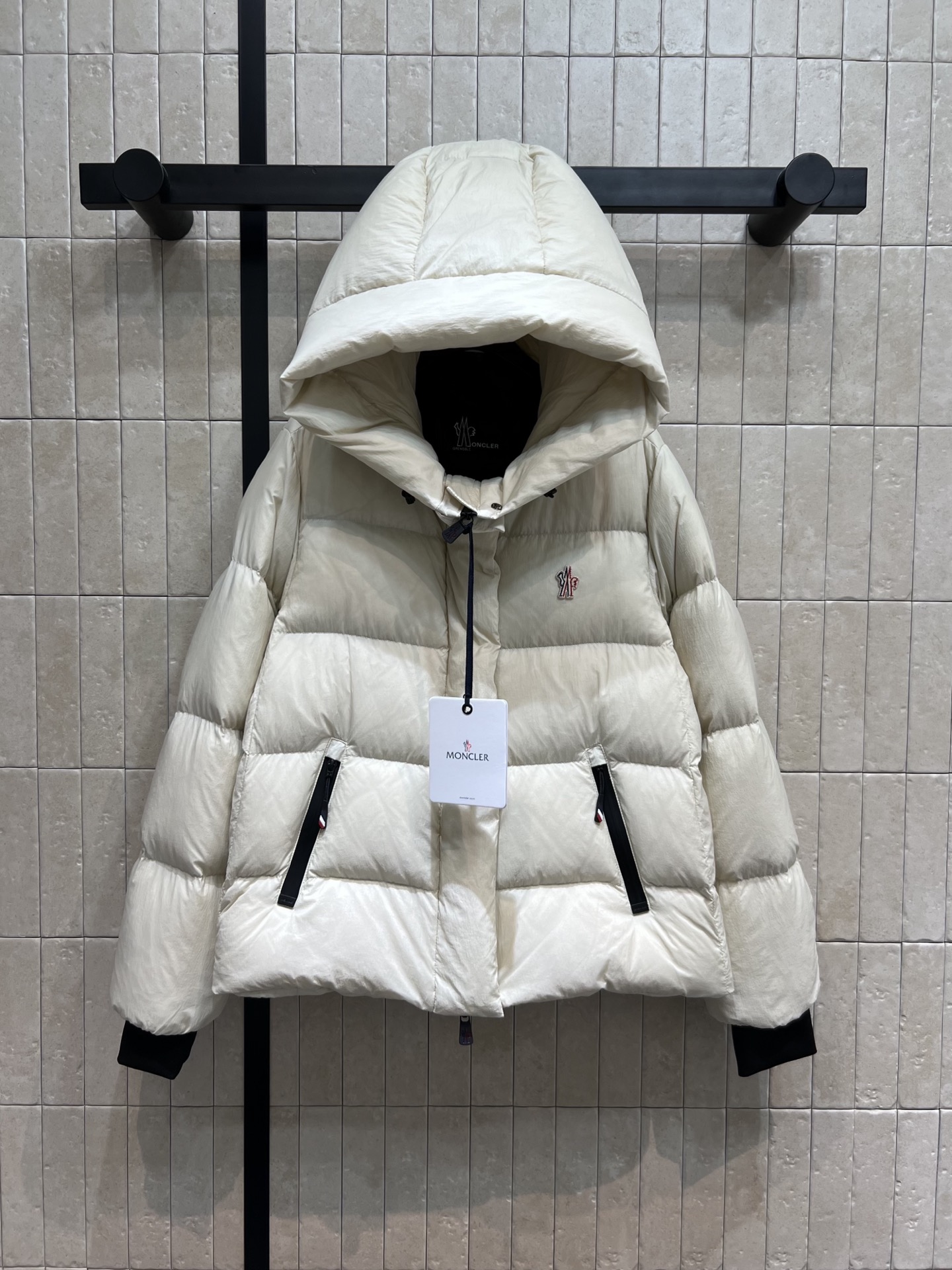 NO:459519,With dust bag M home 25 autumn and winter new style hooded down jacket, classic and versatile style, loose bread style, slim and not picky, chest embroidered logo embroidery, upper body look slim and warm, inner waist buckle waist-hugging details, enough for winter wind protection, casual wear with sweatshirts is a very good choice, two colors and three sizes SML, hoodie, sweatshirts, jackets & coats, down jacket, hats, alexander wang19860909配防尘袋M家 25秋冬新款 连帽羽绒服外套 经典百搭款 宽松面包版型显瘦不挑人 胸口刺绣徽标点缀 上身显瘦又保暖 内里腰扣带收腰细节 足够冬天的挡风护腰 随便搭配卫衣都是非常不错的选择 两色三码 SML,,hoodie,sweatshirts,jackets & coats,down jacket,hats,alexander wang,Women's clothing