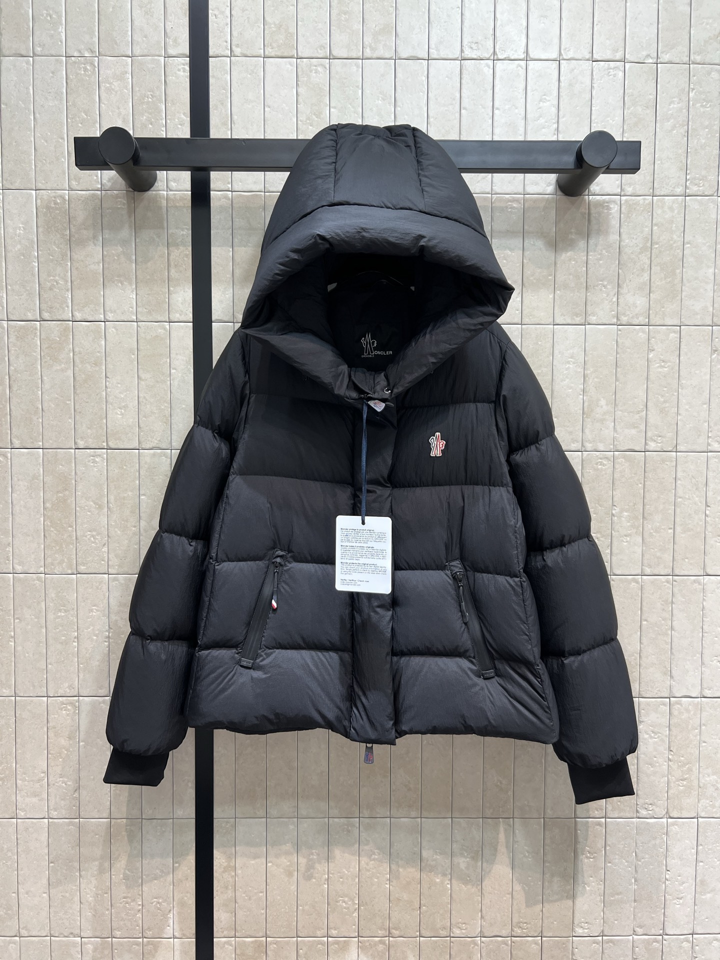 NO:459487,M Home 25 autumn and winter new hooded down jacket, classic and versatile style, loose bread style, slim and not picky, chest embroidered logo embroidery, upper body look slim and warm, inner waist buckle waist-hugging details, enough for winter wind protection, casual wear, sweatshirts, all-you-can-eat sweatshirts, two colors and three sizes SML, hoodie, sweatshirts, jackets & coats, down jacket, hats, alexander wang19860909M家 25秋冬新款 连帽羽绒服外套 经典百搭款 宽松面包版型显瘦不挑人 胸口刺绣徽标点缀 上身显瘦又保暖 内里腰扣带收腰细节 足够冬天的挡风护腰 随便搭配卫衣都是非常不错的选择 两色三码 SML,,hoodie,sweatshirts,jackets & coats,down jacket,hats,alexander wang,Women's clothing