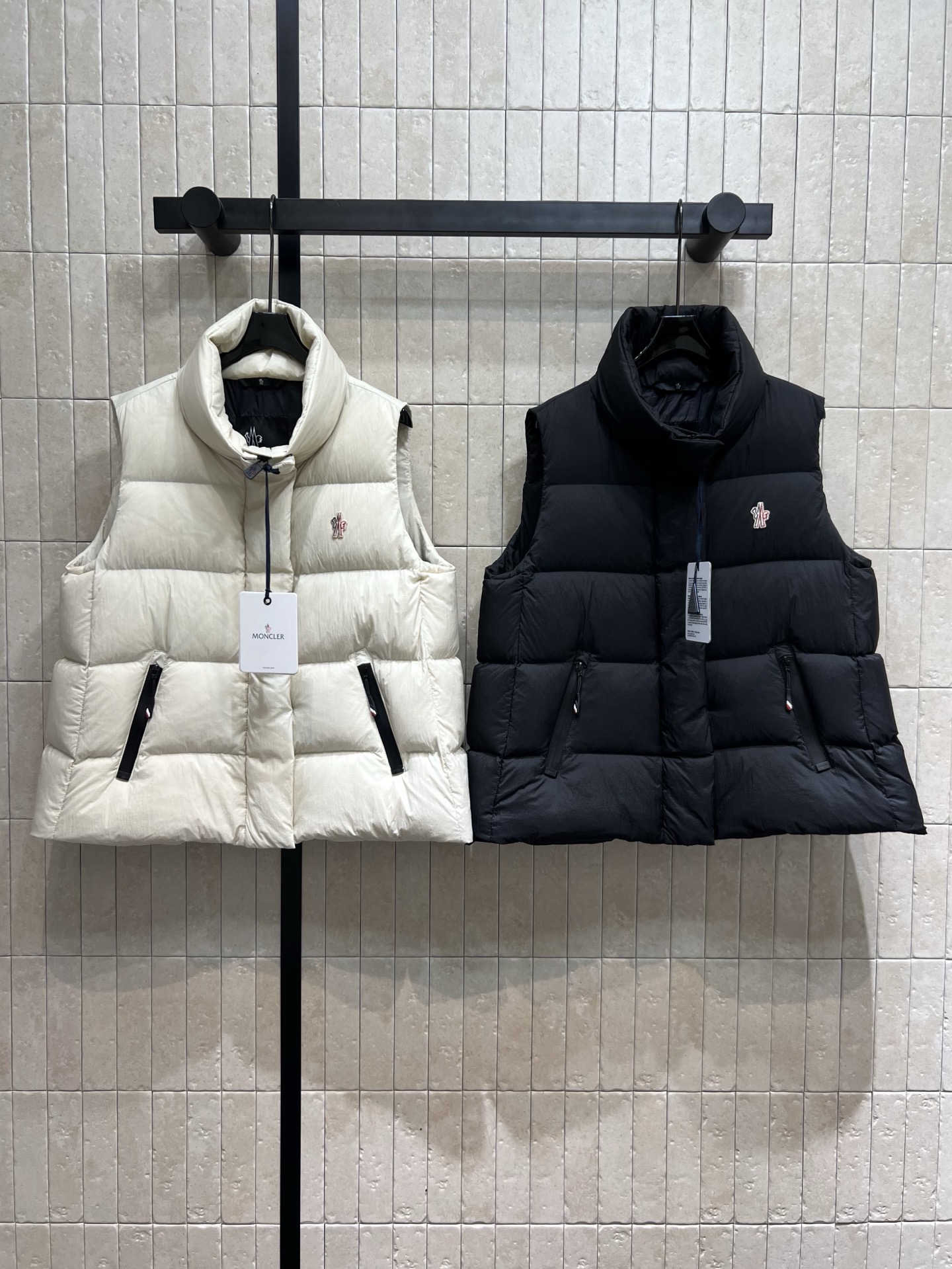 NO:459497,With dust bag M home 25 autumn and winter new style, stand-up collar down vest, high collar design, windproof and practical wear, classic and durable black and white solid color, excellent texture, super delicate to touch, unique bread shape three-dimensional effect, zipper opening and closing front, H tailoring style, versatile and fashionable and handsome, stacked styling artifact, both men and women can control, National standard 90 white goose down filling, super full and not pressing, two colors and three codes Size/S-M-L,, down jacket, alexander wang19860909配防尘袋M家 25秋冬新款 立领羽绒马甲 高领的设计防风又实穿 经典耐看的黑白纯色 面料质感超赞 摸起来超级细腻 独特的面包造型立体效果 拉链开合前襟 H剪裁版型 百搭时髦又帅气 叠搭造型神器 男女都可以驾驭 国标90白鹅绒填充 超级饱满不压身 两色三码Size/S-M-L,,down jacket,alexander wang,Women's clothing