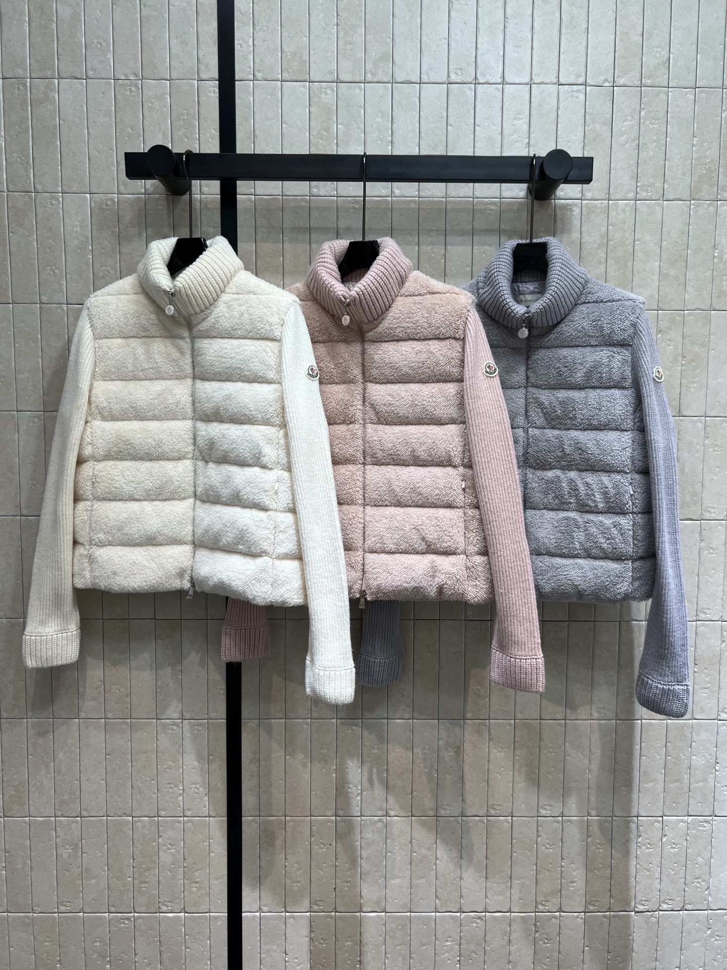 NO:459505,With dust bag M home 25 autumn and winter new wool knitted wool down jacket Soft fur texture The upper body is warm and age-reducing girl. National standard 90 goose down filling + threaded knitted turtleneck design Both warm and fashionable wool knitted sleeve splicing breaks the routine. Classic logo embellishment The upper body is fashionable and versatile. Daily outing or light social outfits. Easy to grasp the exquisite and relaxing feeling~Three colors and four codes 1-2-3-4,, down jacket, alexander wang19860909配防尘袋M家 25秋冬新 羊毛针织拼接毛毛羽绒服 软绵绵的毛毛质感 上身保暖又减龄少女 国标90鹅绒填充+螺纹针织高领设计 保暖与时髦兼具 羊毛针织袖拼接打破常规 经典徽标点缀 上身时髦又百搭 日常出街或轻社交穿搭 轻松拿捏精致松弛感~三色四码1-2-3-4,,down jacket,alexander wang,Women's clothing