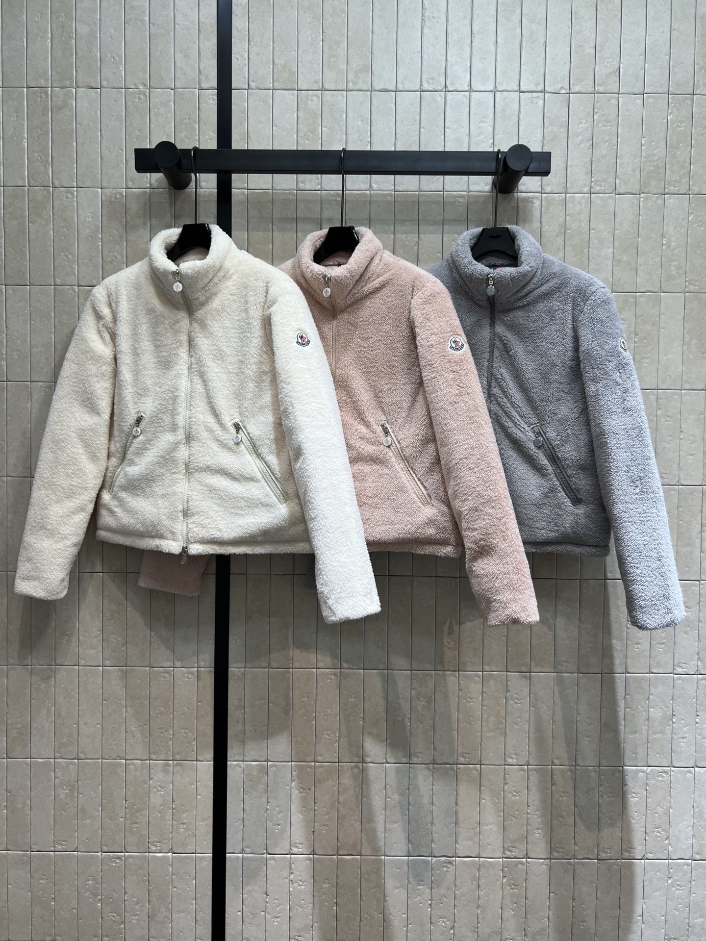 NO:459512,With dust bag M home 25 autumn and winter new style, fleece stand-alone down jacket, autumn and winter must be fashionable and warm, this is the one, the upper body is super gentle and warm, stand-alone loose clothes, which is easy to control if you are a small person, classic small tag embellishment, simple and high-end national standard 90 goose down filling, daily sweatshirt, easy to grasp autumn and winter healing outfits, three colors and four codes Size/1-2-3-4,,hoodie,sweatshirts,down jacket,alexander wang19860909配防尘袋M家 25秋冬新款 摇粒绒立领羽绒服 秋冬既要时髦又要保暖就是这一件了 上身超级温柔又温暖 立领宽松衣型 属于小个子也能轻松驾驭 经典小标点缀 简约又高级国标90鹅绒填充 日常搭卫衣 轻松拿捏秋冬治愈系穿搭 三色四码 Size/1-2-3-4,,hoodie,sweatshirts,down jacket,alexander wang,Women's clothing