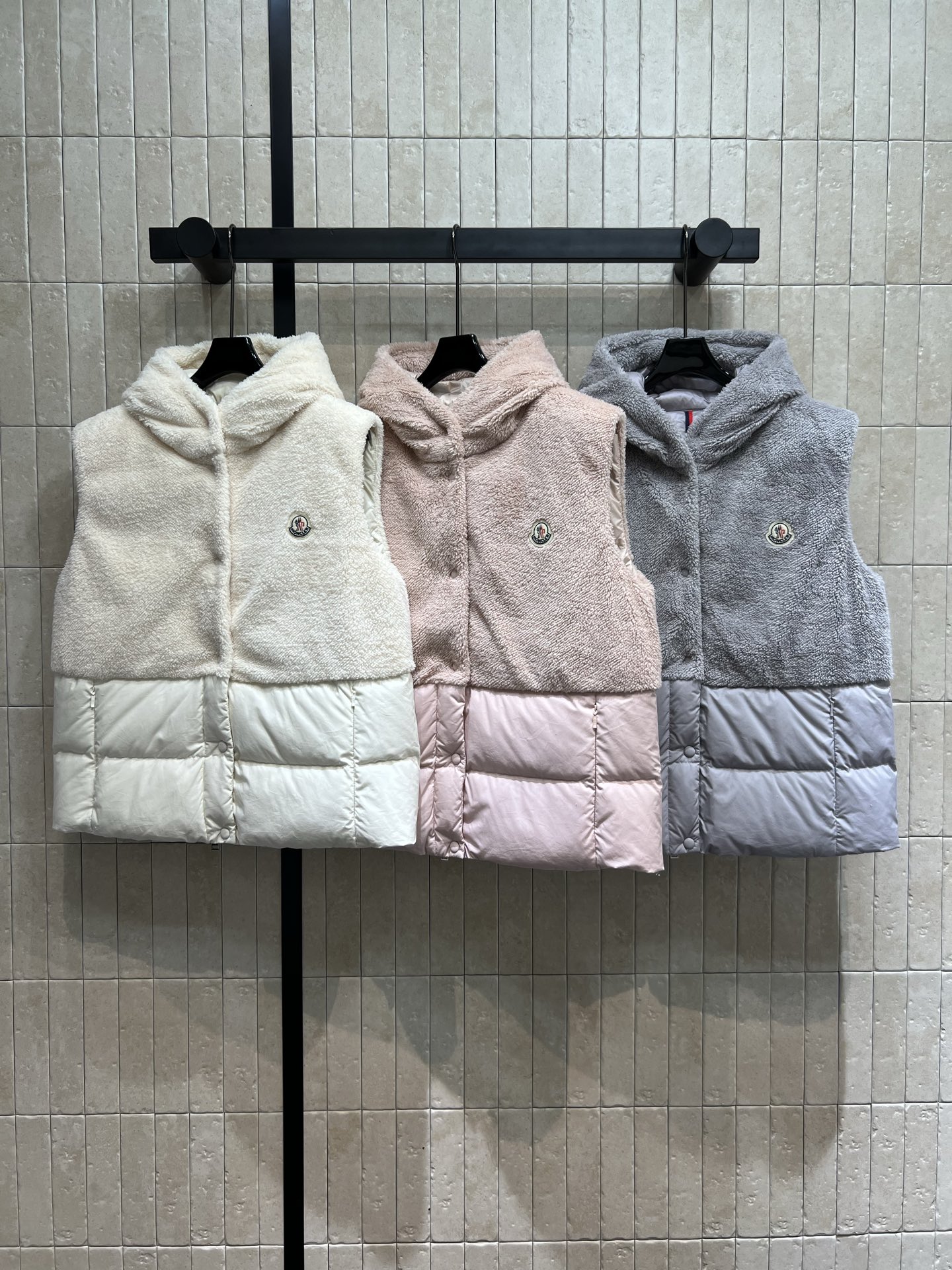 NO:461082,With dust bag M home 25 autumn and winter new style, fur splicing hooded down vest, fashionable single product matching, plush and down splicing, national standard 90 goose down filling, warm layered double online, hooded design adds casual sexiness, daily layering is super colorful, easy to grasp the fashionable feeling of autumn and winter, three colors and four codes 0-1-2-3,, down jacket, hats, alexander wang19860909配防尘袋M家 25秋冬新款 毛毛拼接连帽羽绒马甲 造型时髦的单品搭配 毛绒与羽绒拼接 国标90鹅绒填充 保暖层次双在线 连帽设计添随性感 日常叠穿超出彩 轻松拿捏秋冬时髦感 三色四码0-1-2-3,,down jacket,hats,alexander wang,Women's clothing