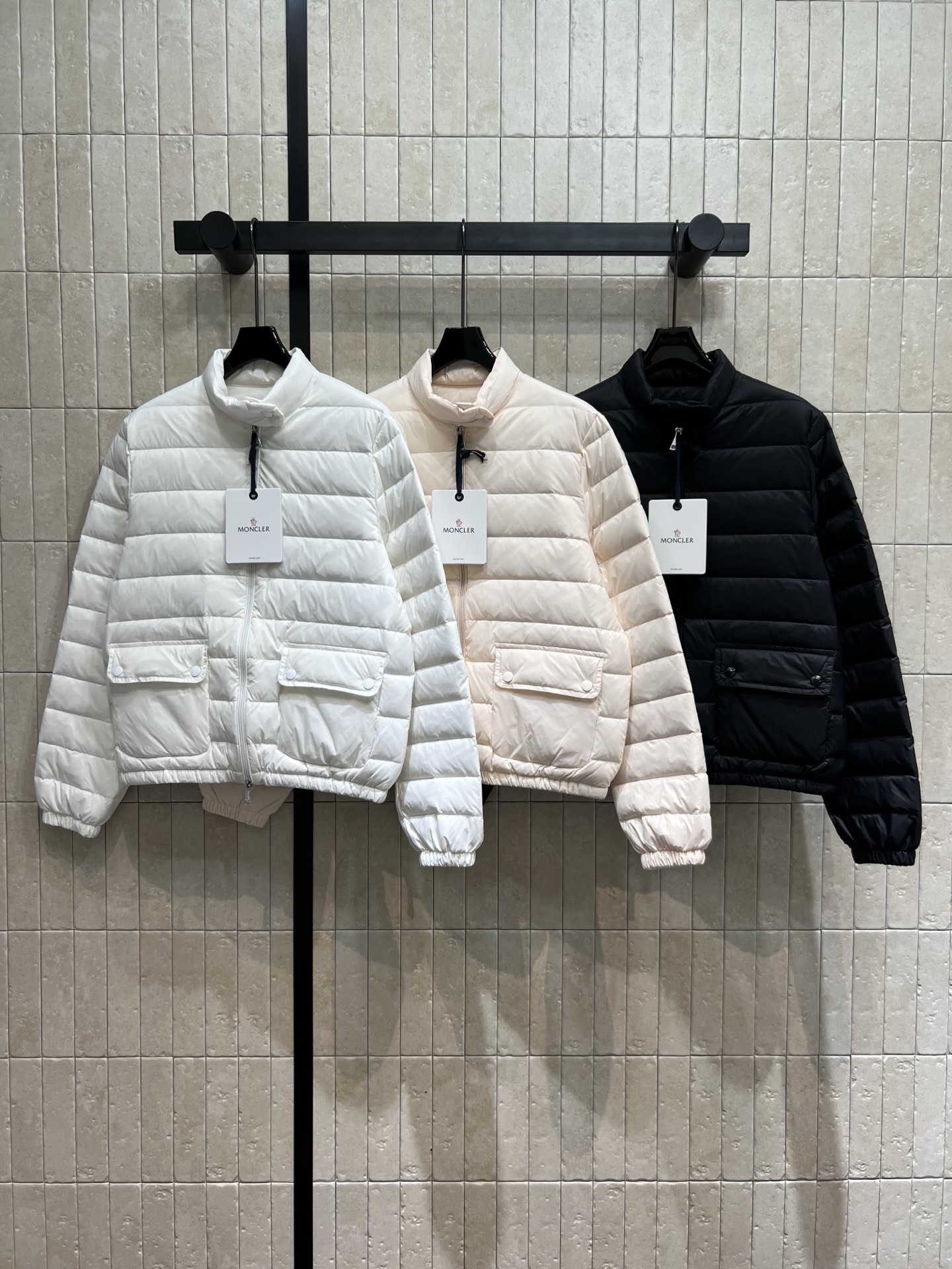 NO:461091,With dust bag M home 25 autumn and winter new style, thin standing collar down jacket, national standard 90 goose down filling, excellent warmth and lightweight, casual and fashionable versatile items, heavy industry horizontal striped turning, visual slimming effect, superb velvet running technology, classic style is not picky about people or body shape, thin and light style, autumn and winter is a good choice for the south, three colors and three codes Size/S-M-L,, down jacket, alexander wang19860909配防尘袋M家 25秋冬新款 薄款立领羽绒服 国标90鹅绒填充 保暖性极佳轻薄不臃肿 休闲时尚百搭单品 重工横条纹车工走线 给人视觉上显瘦效果 精湛跑绒技术处理 经典版型不挑人不挑身形 薄薄的轻盈款 秋冬对于南方是很好的选择 三色三码Size/S-M-L,,down jacket,alexander wang,Women's clothing