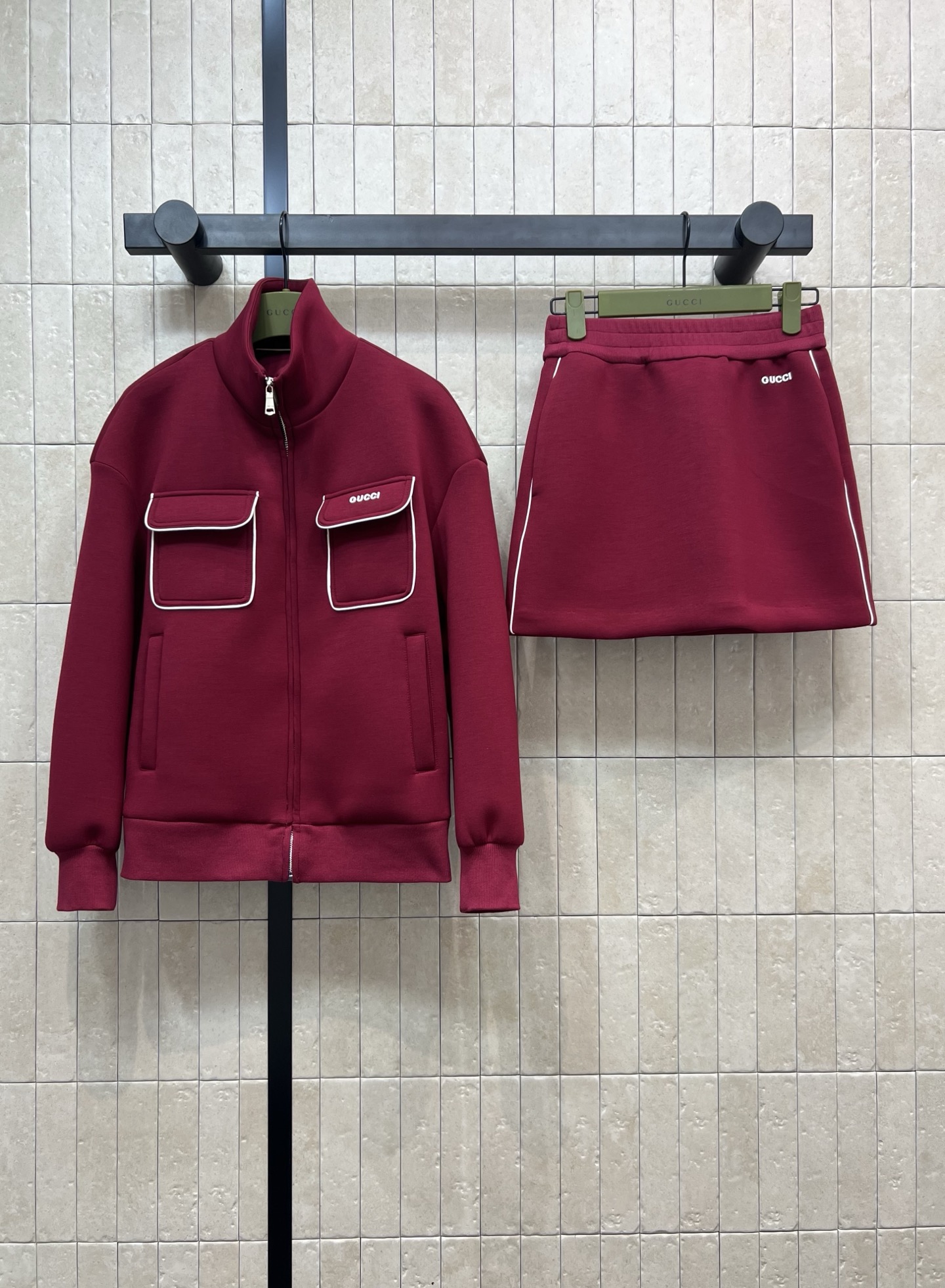 NO:459520,G Home 25 early autumn new style burgundy fashionable casual suit, vibrant girlish vibrant color, stand-up collar silhouette jacket + elastic short skirt, a set of matching logo glue punctuation, super high recognition and easy to get fashionable style, casual jacket with high waist skirt, top body makes it look 1.8 meters tall, slimming, easy to get long legs, top body reduces age by one second, attracts attention and attracts attention, one color four-code Size/S-M-L- XL,, gucci, skirts, jackets & coats, alexander wang19860909G家 25早秋新款 酒红色时髦休闲套装 元气少女活力颜色 立领廓形外套+松紧短裙 绝绝子一套搭配 logo胶标点辍 拥有超高辨识度并且轻松get到时髦范 休闲外套搭配高腰短裙上身就是一米八模特身材 遮肉显瘦 轻松get大长腿 上身减龄一秒的吸睛抢镜 一色四码Size/S-M-L- XL,,gucci,skirts,jackets & coats,alexander wang,Women's clothing