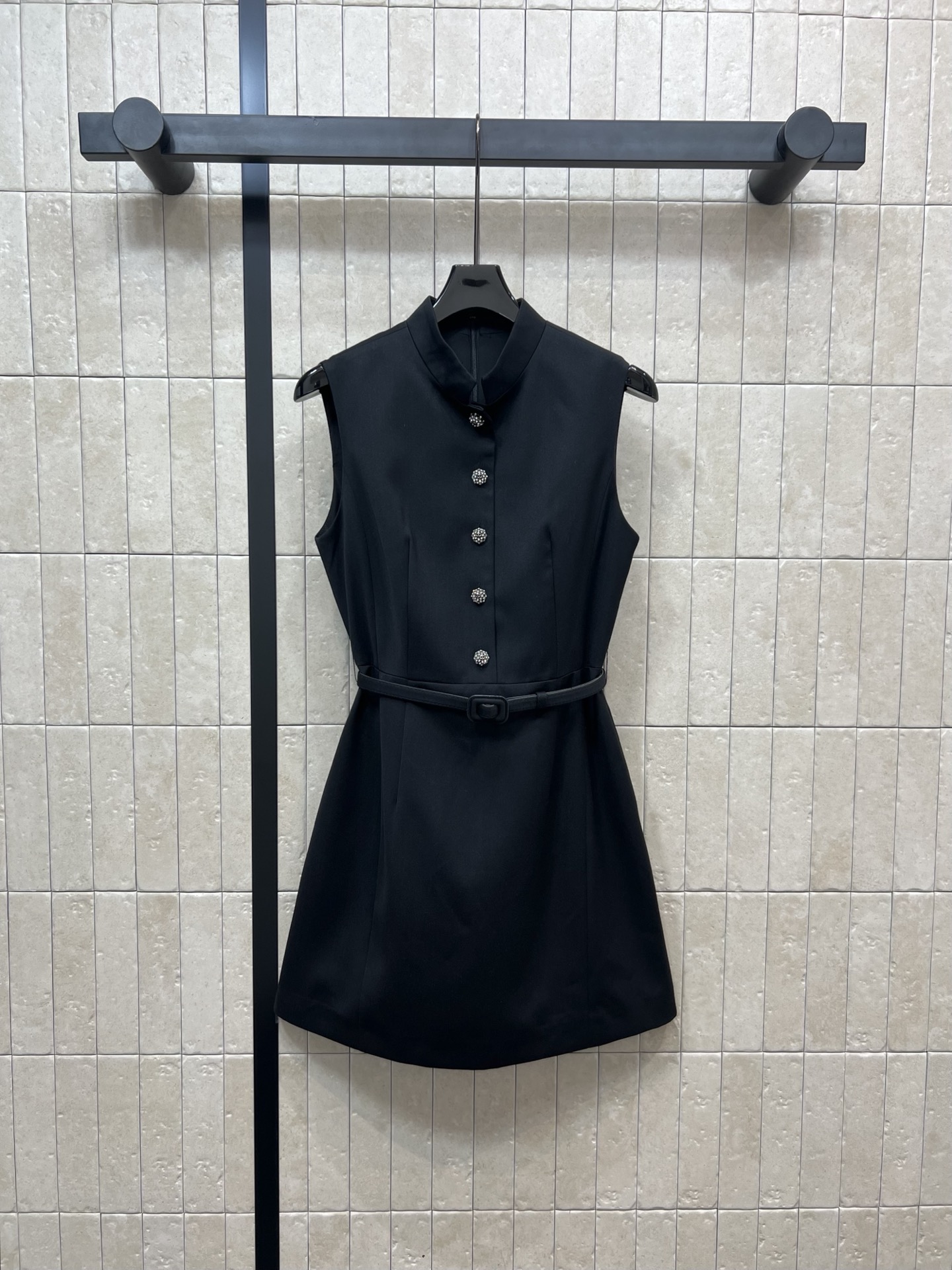 NO:459526,D Home 25 early autumn new style stand-up collar vest belt dress stand-up collar sleeveless half-breasted design Customized rhinestone CD buckle embellishment This cloth belt waistband easily divides the golden proportion body Stand-up collar waistband style huge temperament Sleeveless style with a fresh and age-reducing girlish feeling The upper body looks slim and versatile and fashionable Simple and high-end tone Modify the figure The rate of return to the street is very high. One color three-code Size/S-M-L,,dior, skirts, gold, alexander wang19860909D家 25早秋新款 立领背心腰带连衣裙 立领无袖半排扣设计 定制水钻CD扣饰点缀 本布腰带收腰 轻松分割黄金比例身材 立领收腰版型 巨显气质 无袖版型自带清新减龄少女感 上身显瘦又百搭时髦 简约高级调调 修饰身材 出街回头率爆表 一色三码Size/S-M-L,,dior,skirts,gold,alexander wang,Women's clothing