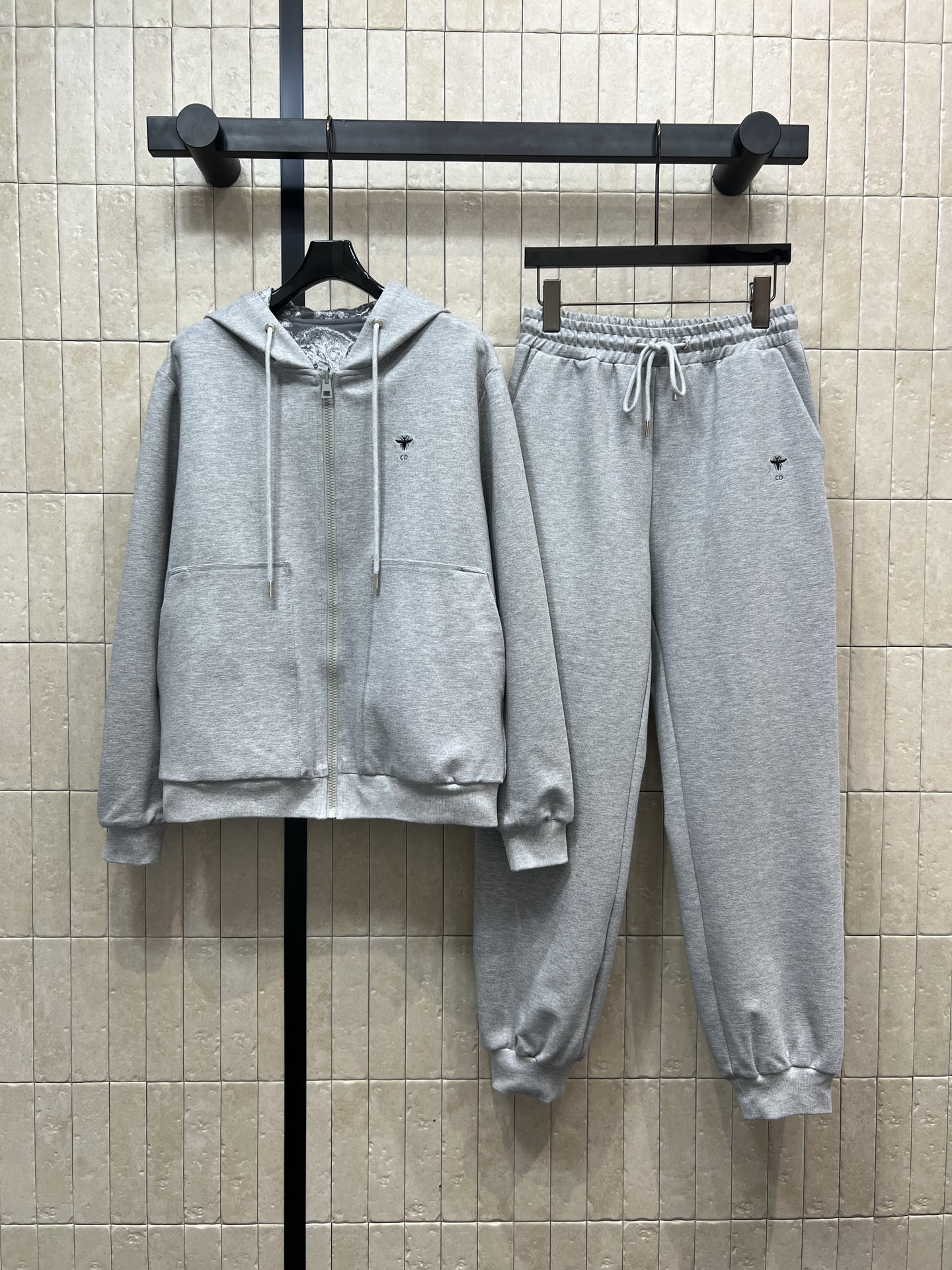 NO:461025,D Home 25 early autumn new style, hooded double-sided sweatshirt, high waist and feet tightening radish pants, hooded style youthful and age-reducing, a classic animal jungle pattern, a set of comfortable and versatile upper body, daily sports outing, comfortable lazy outfit, two colors and three-code Size/S-M-L,,dior,hoodie, sweatshirts,hats,alexander wang19860909D家 25早秋新款 连帽双面穿卫衣 加高腰收脚萝卜裤 连帽版型青春减龄 一面经典动物丛林图案 一套上身舒适又百搭 日常运动出街 舒适懒人穿搭 两色三码Size/S-M-L,,dior,hoodie,sweatshirts,hats,alexander wang,Women's clothing