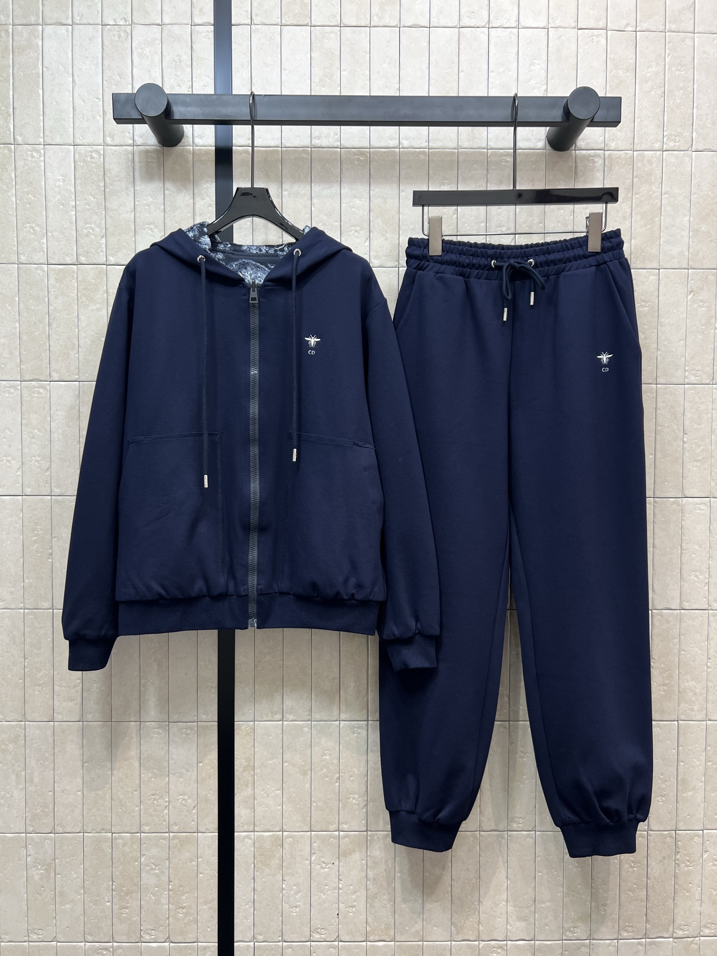 NO:461042,D Home 25 early autumn new style, hooded double-sided sweatshirt, high waist and feet tightening radish pants, hooded style youthful and age-reducing, a classic animal jungle pattern, a set of comfortable and versatile upper body, daily sports outing, comfortable lazy outfit, two colors and three-code Size/S-M-L,,dior,hoodie, sweatshirts,hats,alexander wang19860909D家 25早秋新款 连帽双面穿卫衣 加高腰收脚萝卜裤 连帽版型青春减龄 一面经典动物丛林图案 一套上身舒适又百搭 日常运动出街 舒适懒人穿搭 两色三码Size/S-M-L,,dior,hoodie,sweatshirts,hats,alexander wang,Women's clothing