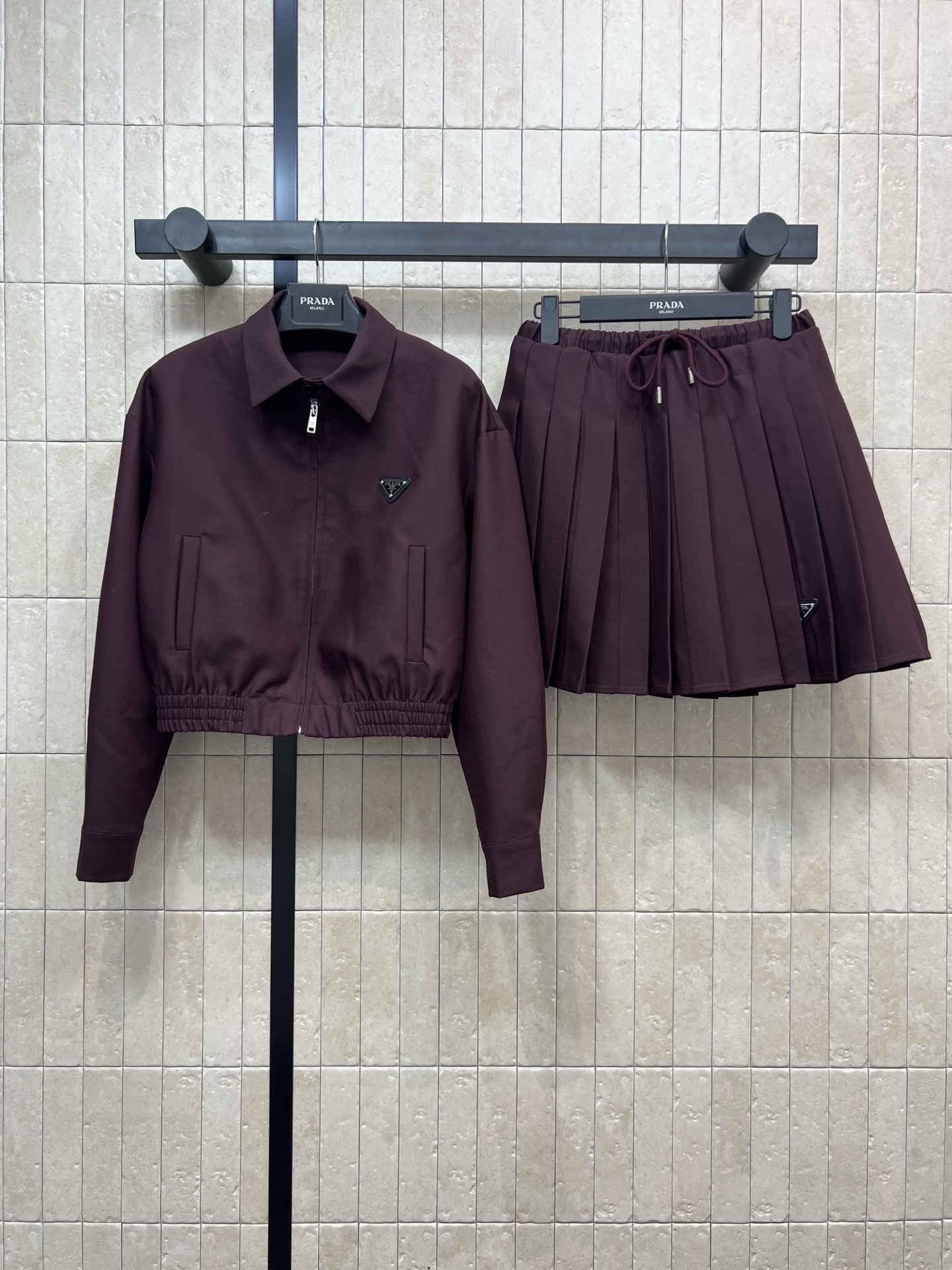 NO:461058,PD Home 25 early autumn new style burgundy triangle logo set handsome short jacket + high waist pleated skirt A set of top body makes you look slim short style fashionable and high-end classic triangle logo blessing burgundy style full of fashionable and high-end, easy to grasp the noble and relaxed feeling ~ One color three code SML, dior, skirts, jackets & coats, jackets & coats, alexander wang19860909PD家 25早秋新款 酒红色三角标套装 帅气短款夹克外套+高腰百褶短裙 一套上身巨显瘦 短款版型时髦又高级 经典三角标加持 酒红色系时髦感十足 时髦又高级,轻松拿捏贵气松弛感～一色三码SML,,dior,skirts,jackets & coats,jackets & coats,alexander wang,Women's clothing