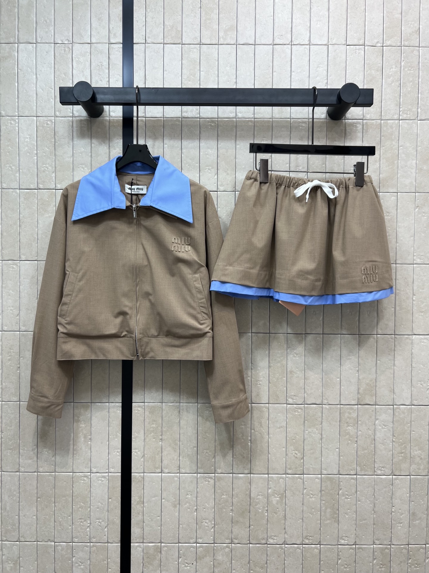 NO:460998,Exterior Short MIu Home 25 Early Autumn New Contrast Color Set Super Eye-catching Lapel Short Jacket + Drawstring Skirt Slack and Fashionable Youthful Sense~ Chest Letter Appliance Decoration Blue Contrast Lapel Design Long neck line Modify face shape Short jacket jacket with contrasting color mini skirt The upper body is a vibrant and age-reducing girlish feeling. A must-have versatile item for sweet girls, one color three-code Size/S-M-L,,miumiu, skirts, jackets & coats, jackets & coats, alexander wang19860909外 短MIu家 25早秋新款 撞色套装超吸睛 翻领短款夹克+抽绳半裙 松弛又时髦 青春感拉满～ 胸前字母贴布装饰 蓝色撞色翻领设计 拉长脖颈线条 修饰脸型 短款夹克外套搭配撞色迷你短裙 上身就是元气减龄的少女感 甜妹必备百搭单品一色三码Size/S-M-L,,miumiu,skirts,jackets & coats,jackets & coats,alexander wang,Women's clothing