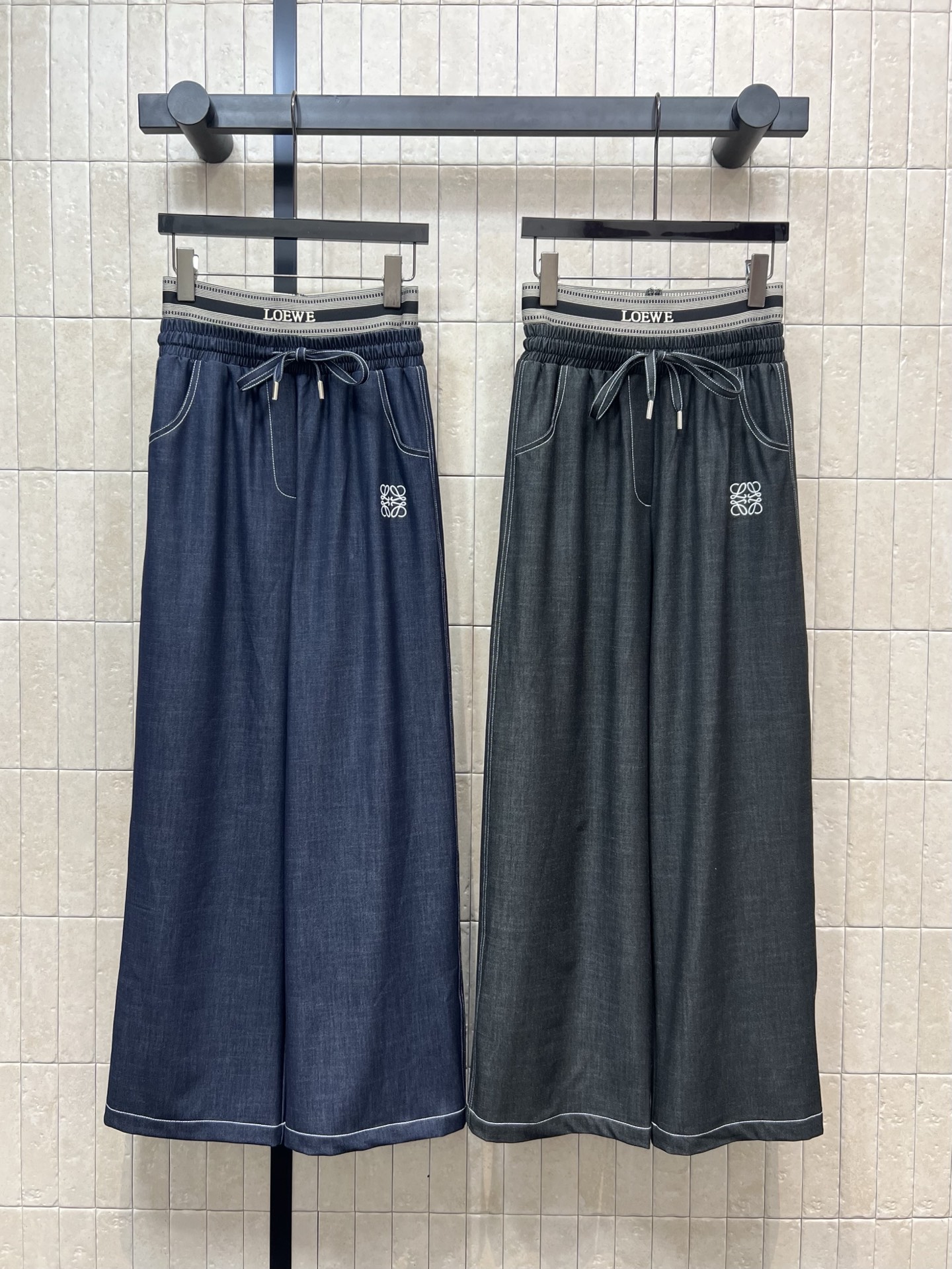 NO:461013,LW Home 25 early autumn new style, double belt decorative jeans, the upper body immediately creates the feeling of chest full of legs, invincible huge slimness, the drooping feeling is simply great, matched with short clothes instantly elongate proportion, quite friendly to small people, the double belt design is full of simple and high-end and durable, customized thin denim fabric is light and soft, the upper body is very comfortable, with a fashionable atmosphere to reduce age, good commuting and leisure, two colors and three codes Size/S-M-L,, jeans, alexander wang19860909LW家 25早秋新款 双腰带装饰牛仔裤 上身立马营造胸一下全是腿的感觉 无敌巨巨巨显瘦 垂感简直棒极了 搭配短装瞬间拉长比例 对小个子相当友好 双腰带设计感满满 简约高级又耐看 定制薄牛仔面料轻薄柔软 上身非常舒适 自带减龄时髦氛围 通勤休闲都不错 两色三码Size/S-M-L,,jeans,alexander wang,Women's clothing