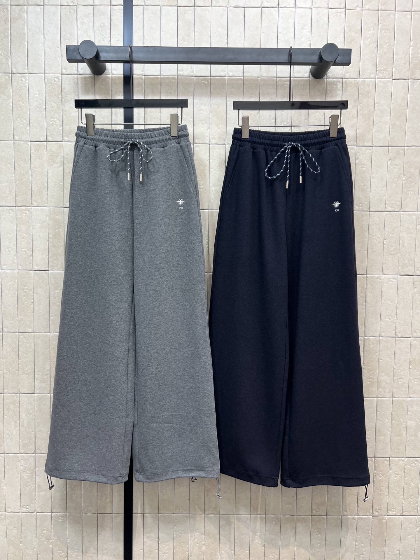 NO:461028,D Home 25 early autumn new style, high waist wide-leg waist pants, classic neutral gray, dark blue color, high waist drawstring, free adjustment of waist, small bee embroidery, exquisite drawstring on the feet, can be switched to tie the feet/straight style, lazy and fashionable one-click grasp, the upper body is very comfortable, with a fashionable atmosphere to reduce age, good commuting and leisure, two colors and three-code Size/S-M-L,,dior,alexander wang19860909D家 25早秋新款 高腰阔腿卫裤 经典中性灰 深蓝配色 高腰抽绳腰头自在调节 小蜜蜂刺绣添精致 脚口抽绳可切换束脚/直筒版型 慵懒时髦一键拿捏 上身非常舒适 自带减龄时髦氛围 通勤休闲都不错 两色三码Size/S-M-L,,dior,alexander wang,Women's clothing