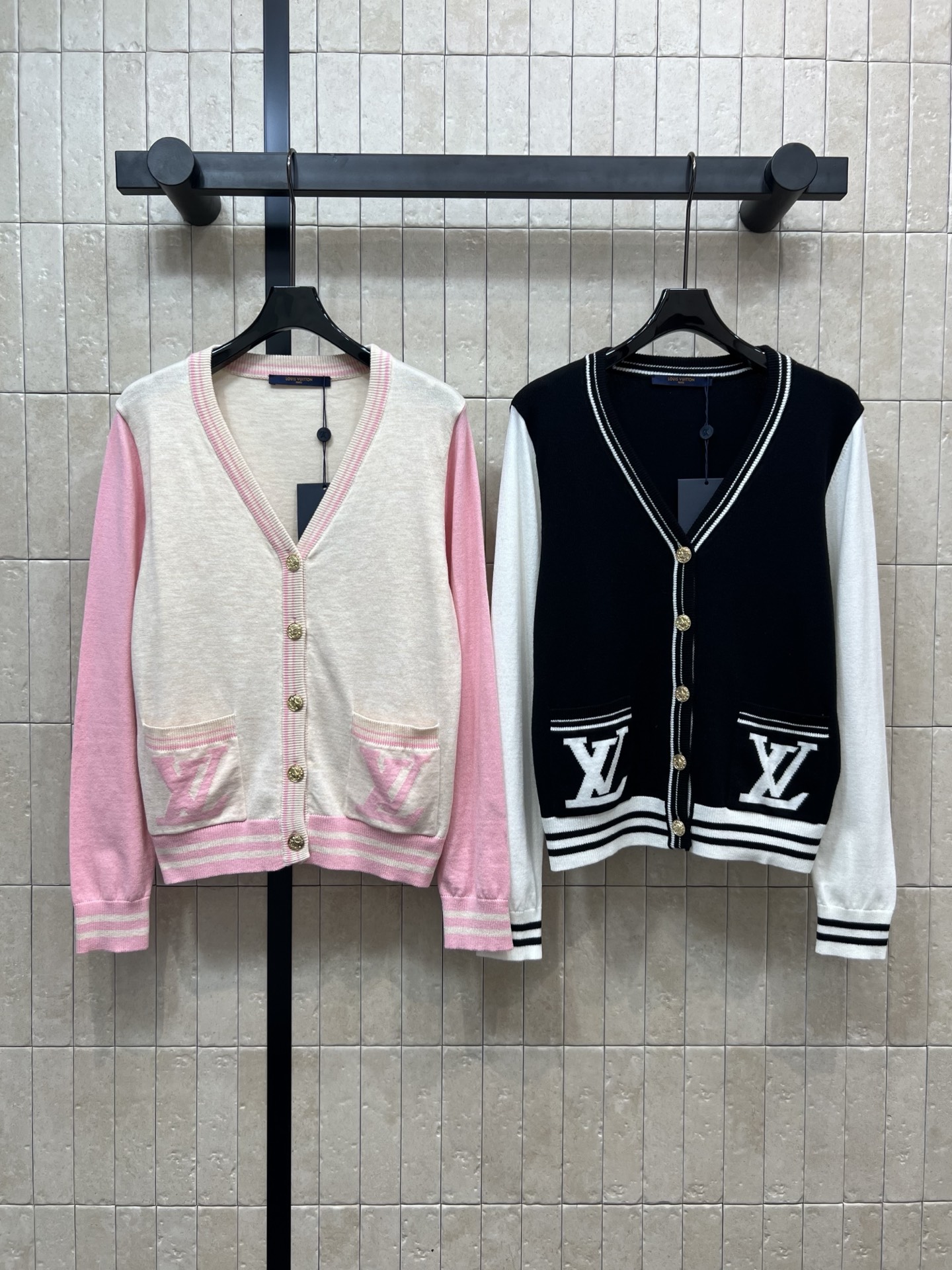 NO:461043,L Home 25 early autumn new color-blocked knitted V-neck cardigan pink and white gentle black and white classic V-neck loose-fit cardigan custom logo gold buckle exquisite and stylish pocket logo jacquard design full of stripes on the cuffs fashionable and high-end upper body is simply amazing Loose style makes it look slim and taller Customized wool yarn fabric super soft and comfortable daily casual must-have Two-color three-code Size/S-M-L,,louis vuitton,alexander wang19860909L家 25早秋新款 拼色针织V领开衫 粉白温柔 黑白经典 V领宽松版型开衫 定制logo金扣 精致又有范儿 口袋大logo提花设计 袖口条纹细节满满 时髦又高级 上身简直绝了 宽松版型显瘦显高绝绝子 定制羊毛纱线面料 超级柔软舒适 日常休闲必备 两色三码Size/S-M-L,,louis vuitton,alexander wang,Women's clothing