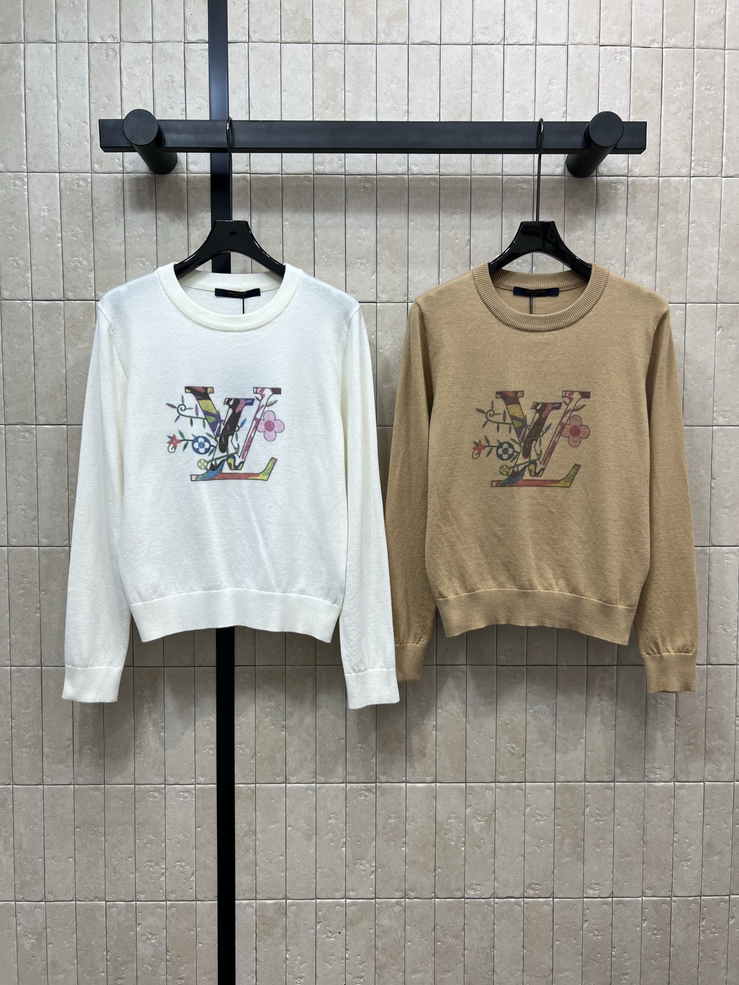 NO:461059,L Home 25 early autumn new style floral print knitted round neck long gown classic old-fashioned letter print incorporates floral elements universal matching items simple yet high-end feel Both colors have a sense of autumn and winter atmosphere, slim and temperament on the upper body Wool yarn Two colors and three-code Size/S-M-L,,louis vuitton,alexander wang19860909L家 25早秋新款 花卉印花针织圆领长衫 经典老花字母印花融入花卉元素 万能搭配单品 简约又不失高级感 两个颜色都很有秋冬氛围感 上身显瘦又气质 羊毛纱线 两色三码Size/S-M-L,,louis vuitton,alexander wang,Women's clothing