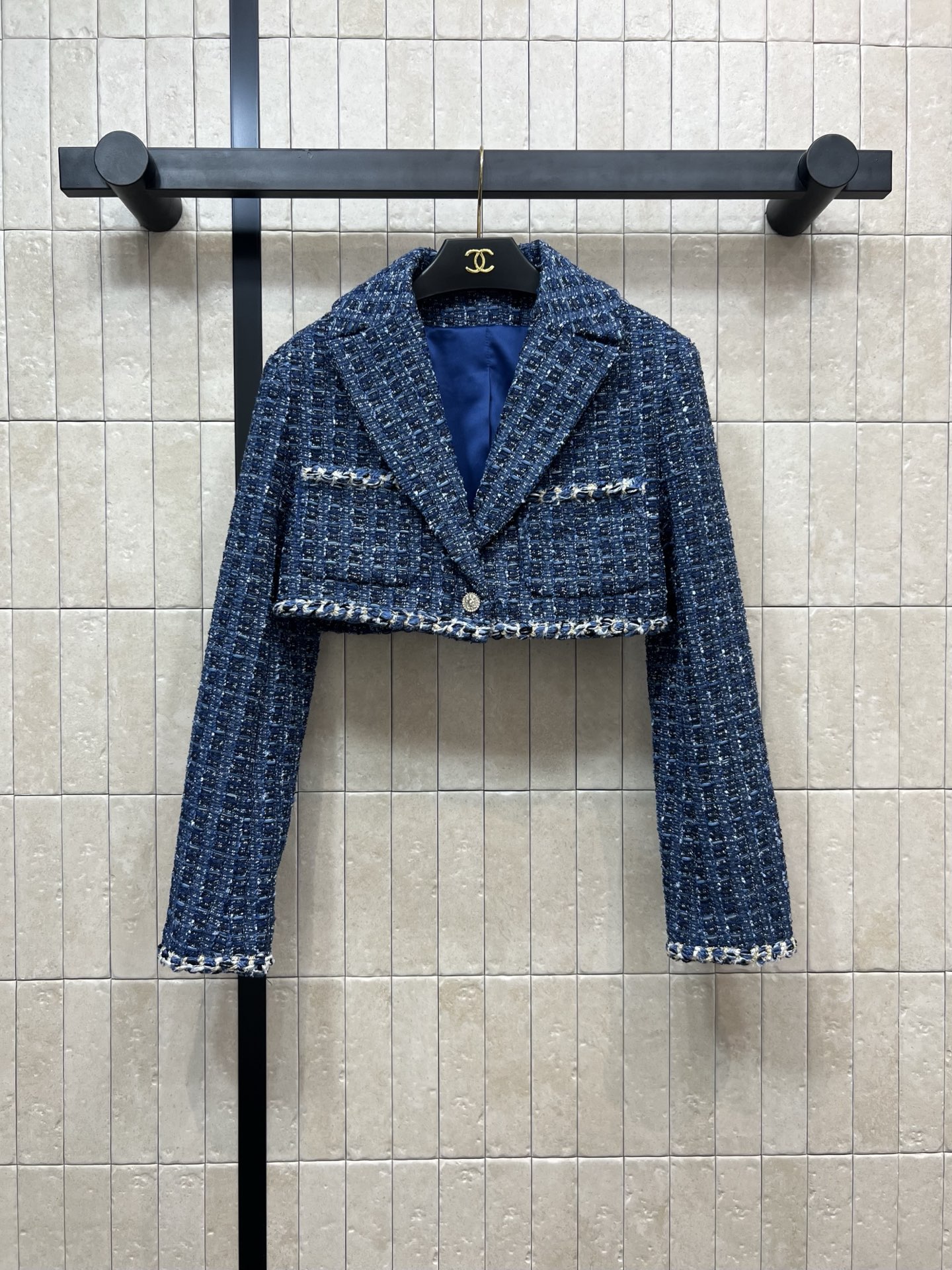 NO:461071,Xiaoxiangjia 25 early autumn new style tweed short jacket Classic blues woven texture Xiaoxiang style suit style can be easily controlled in all occasions Daily work Attending parties is also the focus of visual attention in seconds. Age-reducing girls are cool and high-end. Refreshing the rules of eye-catching together. The details are very well-made. Three codes in one color Size/36-38-40,,chanel, jackets & coats,business suit,alexander wang19860909小香家 25早秋新款 粗花呢短款外套 经典蓝调编织纹理 小香风西装版型 各种场合都能轻松驾驭 日常工作 参加聚会也是秒抓视觉焦点 减龄少女又飒又高级感 一起刷新吸睛法则 细节做工很到位 一色三码 Size/36-38-40,,chanel,jackets & coats,business suit,alexander wang,Women's clothing