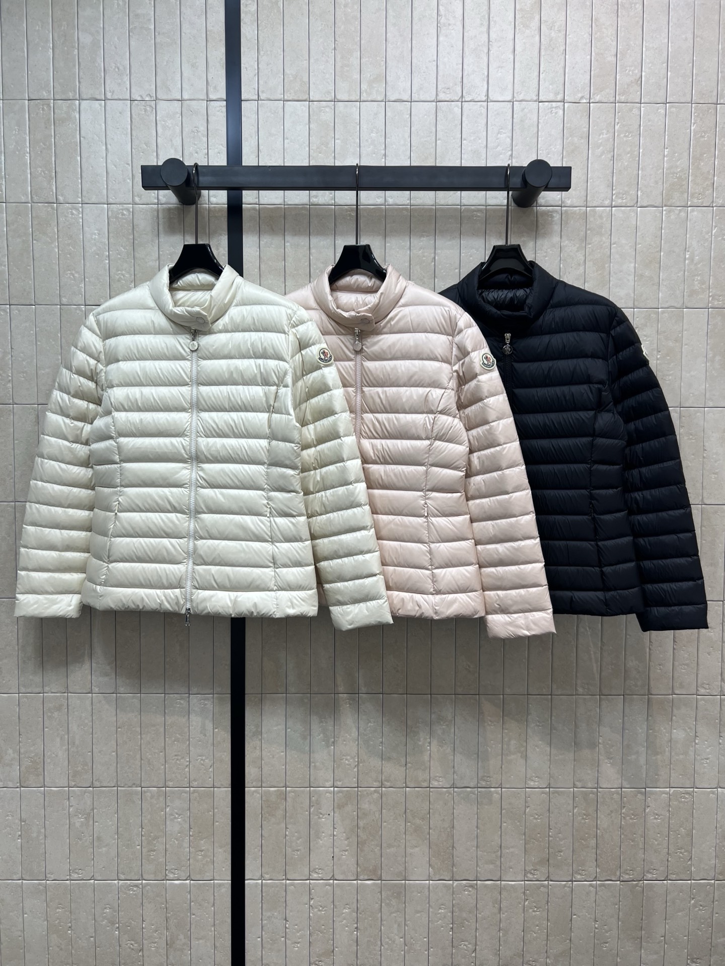 NO:462353,With dust bag M home 25 autumn and winter new style, stand-up collar thin down jacket, short slim down jacket, simple snap button stand-up collar design, logo two-way zipper decoration, sleeves classic brand logo embellishment, national standard 90 goose down filling, light and warm, beige, light pink, pure black three colors, easy to match with diverse styles, fashionable and practical, it is indispensable for seasonal outfits~Three colors and four codes 1-2-3-4,, down jacket, alexander wang19860909配防尘袋M家 25秋冬新款 立领轻薄款羽绒服 短款修身羽绒服 简约按扣立领设计 logo双向拉链装饰 袖子经典品牌徽标点缀 国标90鹅绒填充 轻便又保暖 米白、浅粉、纯黑三色 适配多样风格轻松拿捏时髦与实用 换季穿搭少不了它～三色四码1-2-3-4,,down jacket,alexander wang,Women's clothing