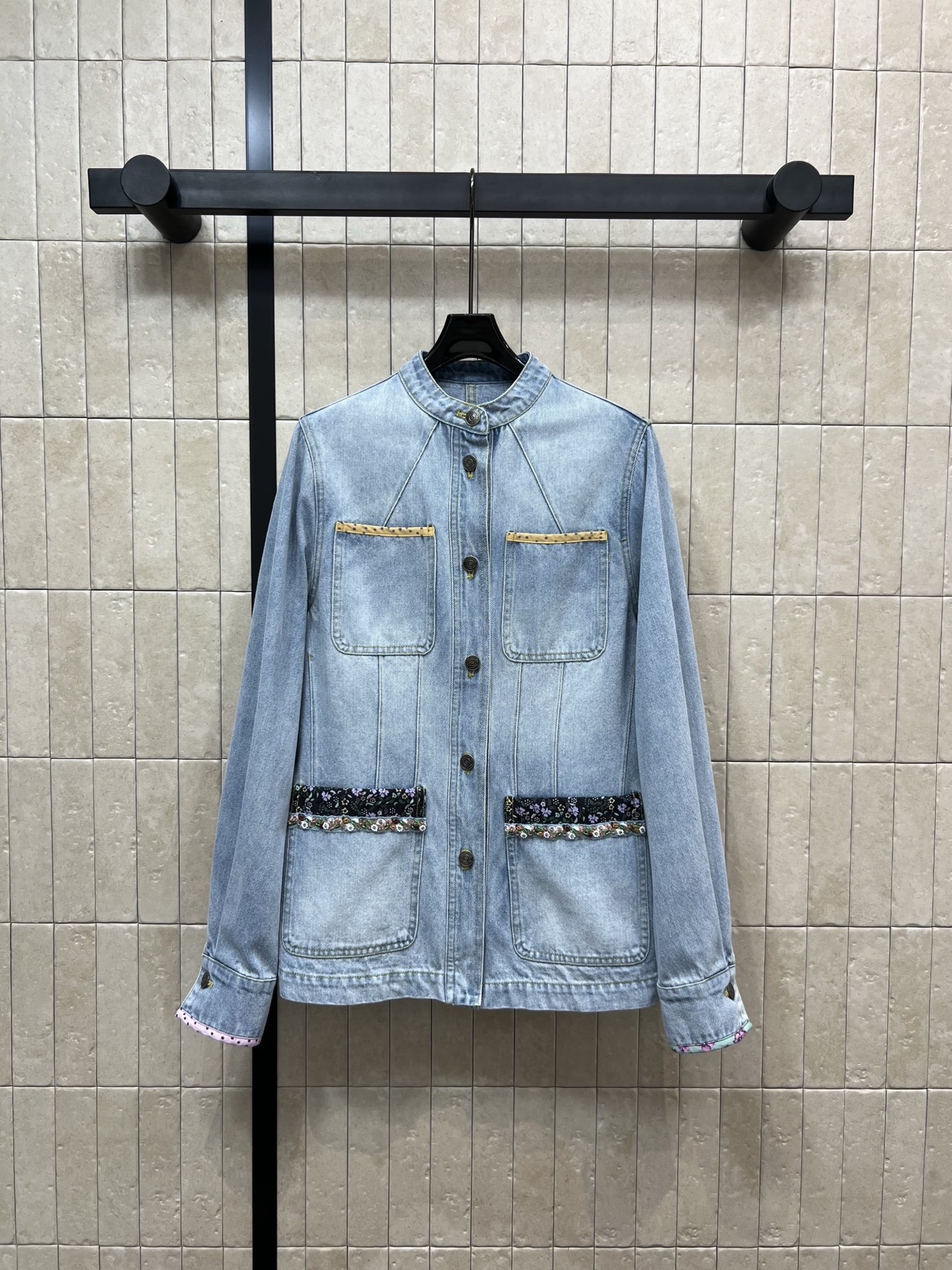 NO:462444,V Home 25 early autumn new Korean Contrasted lace denim series Stand-collar jacket + high-waist shorts + straight trousers Contrast lace splicing Heavy industry beads embellishment Classic brand leather logo full of high-end sense, low-key and fashionable, old-fashioned washing process design Original custom logo hardware buckle Imported denim fabric is of excellent texture Three-dimensional tailoring version Curled straight pants top body makes it look slim. The same series is matched to the upper body instantly and becomes fashionable legs. It looks good with any small item. Simple and high-end. Sweet and salty. Daily versatile. Select the right item. Double the temperament. One color three-code SML, shorts, jackets & coats, alexander wang19860909V家 25早秋新款韩 撞色花边牛仔系列 立领外套+高腰短裤+直筒长裤 撞色花边拼接 重工珠花点缀 经典品牌皮标logo高级感满满 低调又时髦 做旧洗水工艺设计 原版定制logo五金扣 进口牛仔面料质感超赞 立体剪裁版 卷边直筒裤型上身巨显瘦 同系列搭配上身秒变时髦腿精 搭配任何小单品都好看 简约又高级 可甜可咸日常百搭 单品选对 气质翻倍 一色三码 SML,,shorts,jackets & coats,alexander wang,Women's clothing