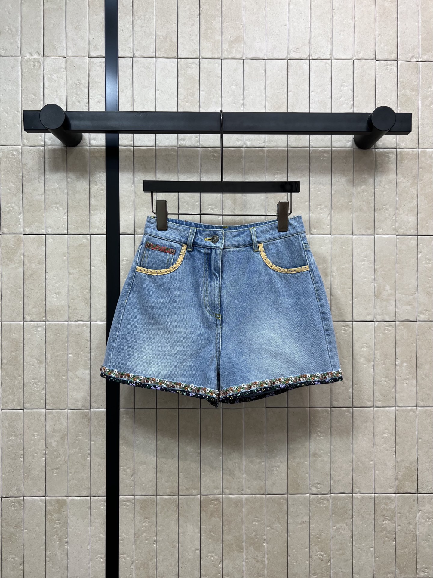 NO:462468,V Home 25 early autumn new Korean Contrasted lace denim series Stand-collar jacket + high-waist shorts + straight trousers Contrast lace splicing Heavy industry beads embellishment Classic brand leather logo full of high-end sense, low-key and fashionable, old-fashioned washing process design Original custom logo hardware buckle Imported denim fabric is of excellent texture Three-dimensional tailoring version Curled straight pants top body makes it look slim. The same series is matched to the upper body instantly and becomes fashionable legs. It looks good with any small item. Simple and high-end. Sweet and salty. Daily versatile. Select the right item. Double the temperament. One color three-code SML, shorts, jackets & coats, alexander wang19860909V家 25早秋新款韩 撞色花边牛仔系列 立领外套+高腰短裤+直筒长裤 撞色花边拼接 重工珠花点缀 经典品牌皮标logo高级感满满 低调又时髦 做旧洗水工艺设计 原版定制logo五金扣 进口牛仔面料质感超赞 立体剪裁版 卷边直筒裤型上身巨显瘦 同系列搭配上身秒变时髦腿精 搭配任何小单品都好看 简约又高级 可甜可咸日常百搭 单品选对 气质翻倍 一色三码 SML,,shorts,jackets & coats,alexander wang,Women's clothing