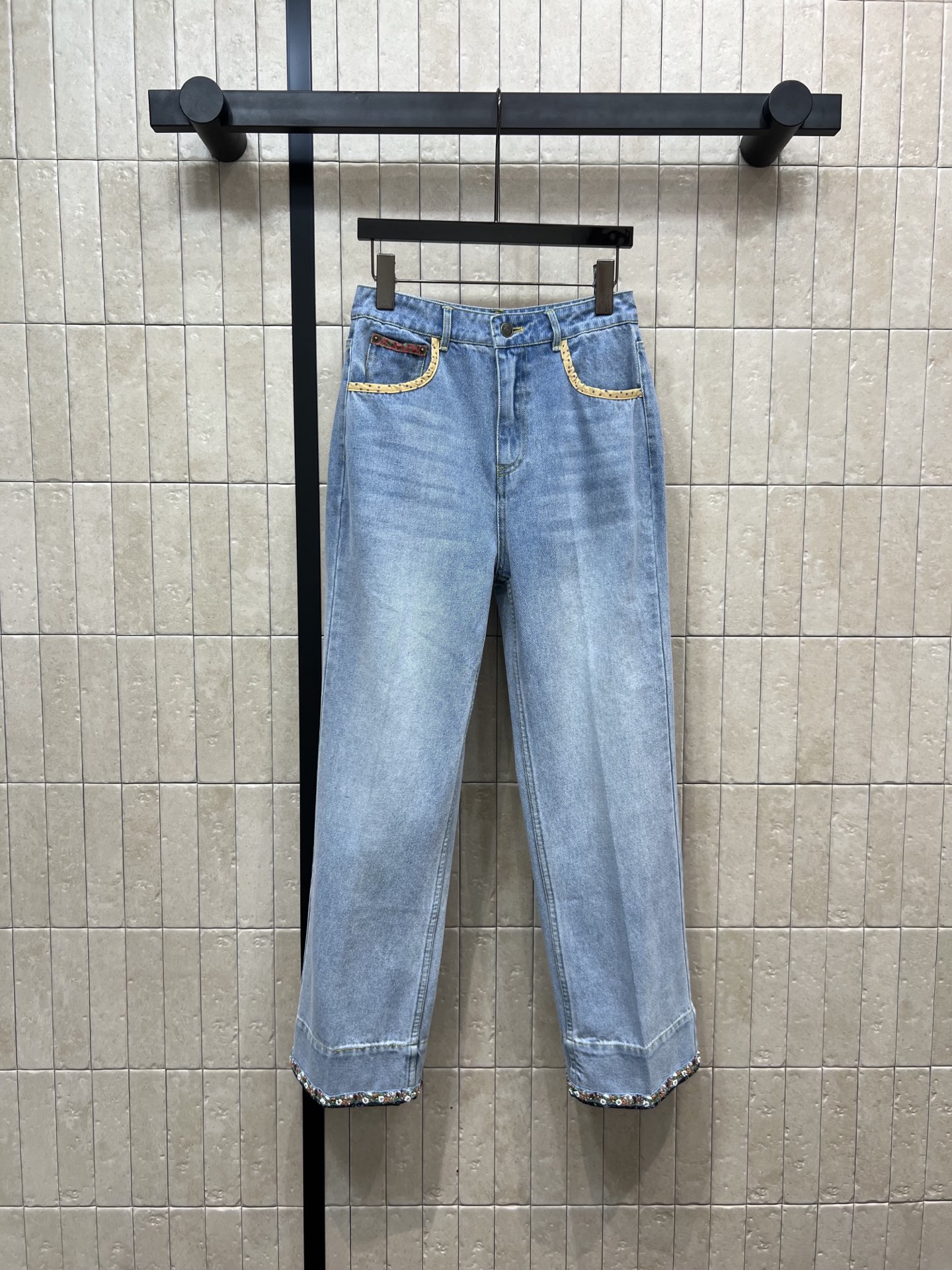 NO:462453,V Home 25 early autumn new Korean Contrasted lace denim series Stand-collar jacket + high-waist shorts + straight trousers Contrast lace splicing Heavy industry beads embellishment Classic brand leather logo full of high-end sense, low-key and fashionable, old-fashioned washing process design Original custom logo hardware buckle Imported denim fabric is of excellent texture Three-dimensional tailoring version Curled straight pants top body makes it look slim. The same series is matched to the upper body instantly and becomes fashionable legs. It looks good with any small item. Simple and high-end. Sweet and salty. Daily versatile. Select the right item. Double the temperament. One color three-code SML, shorts, jackets & coats, alexander wang19860909V家 25早秋新款韩 撞色花边牛仔系列 立领外套+高腰短裤+直筒长裤 撞色花边拼接 重工珠花点缀 经典品牌皮标logo高级感满满 低调又时髦 做旧洗水工艺设计 原版定制logo五金扣 进口牛仔面料质感超赞 立体剪裁版 卷边直筒裤型上身巨显瘦 同系列搭配上身秒变时髦腿精 搭配任何小单品都好看 简约又高级 可甜可咸日常百搭 单品选对 气质翻倍 一色三码 SML,,shorts,jackets & coats,alexander wang,Women's clothing